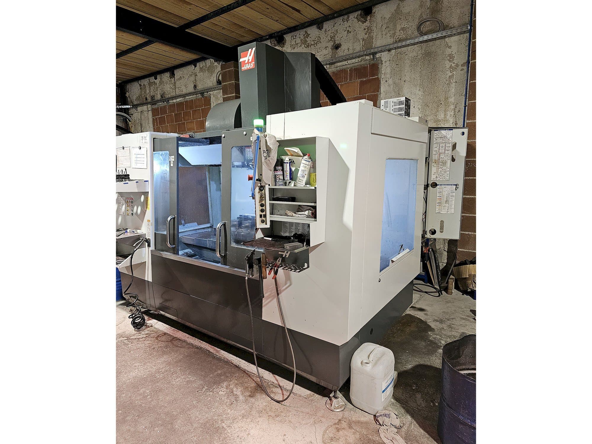 Vista frontal de la máquina HAAS VM3