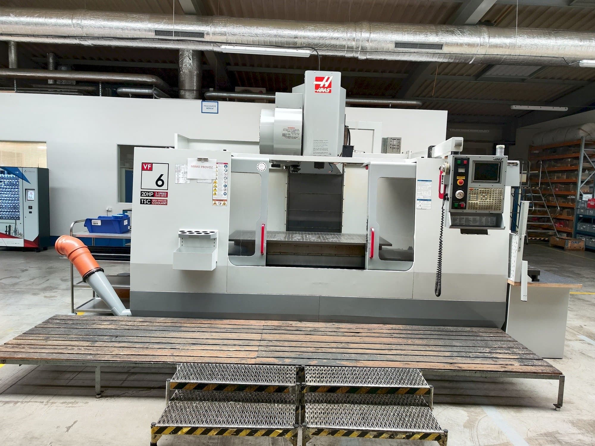 Vista frontal de la máquina HAAS VF-6
