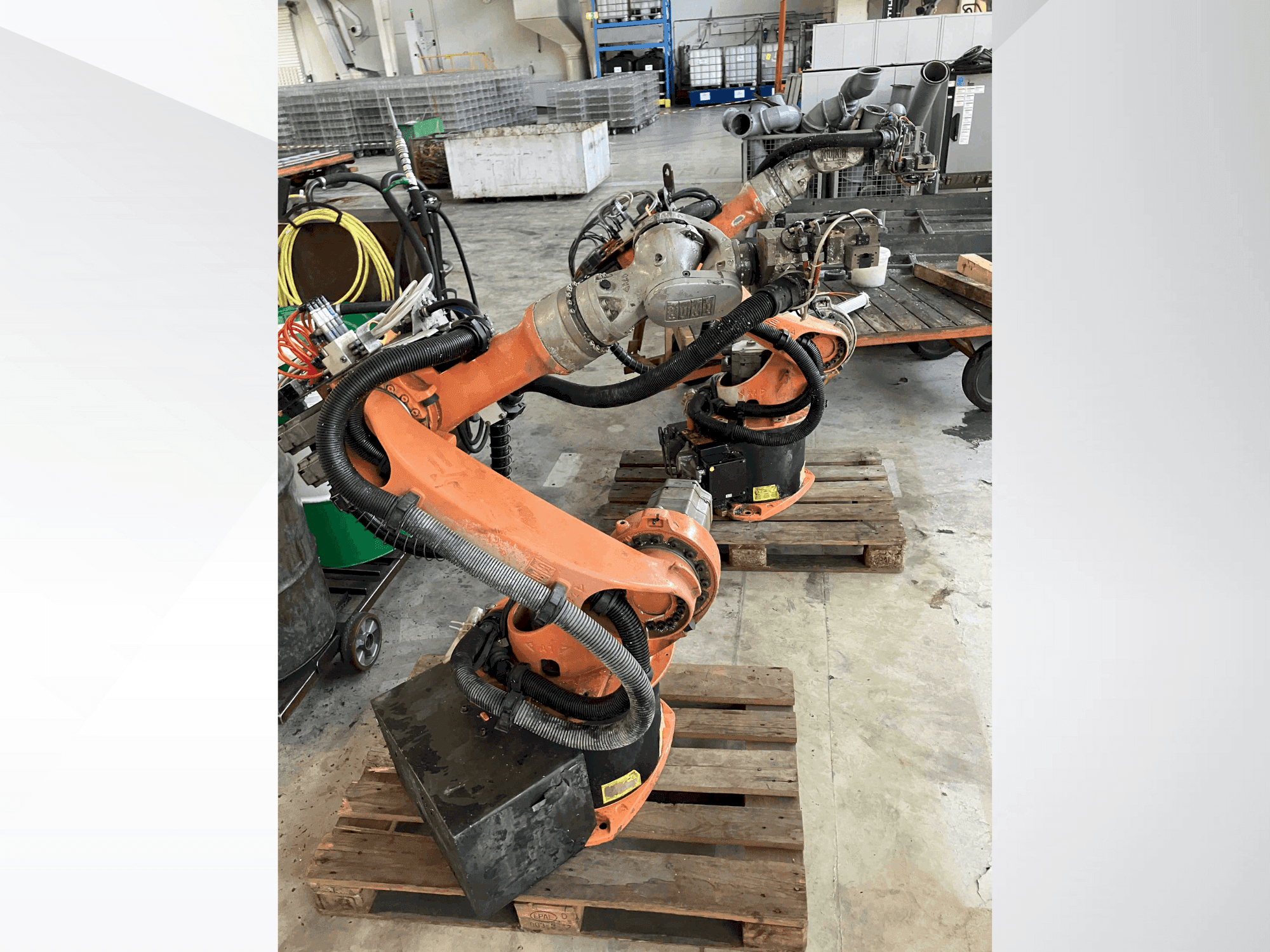 Vista frontal de la máquina KUKA KR16