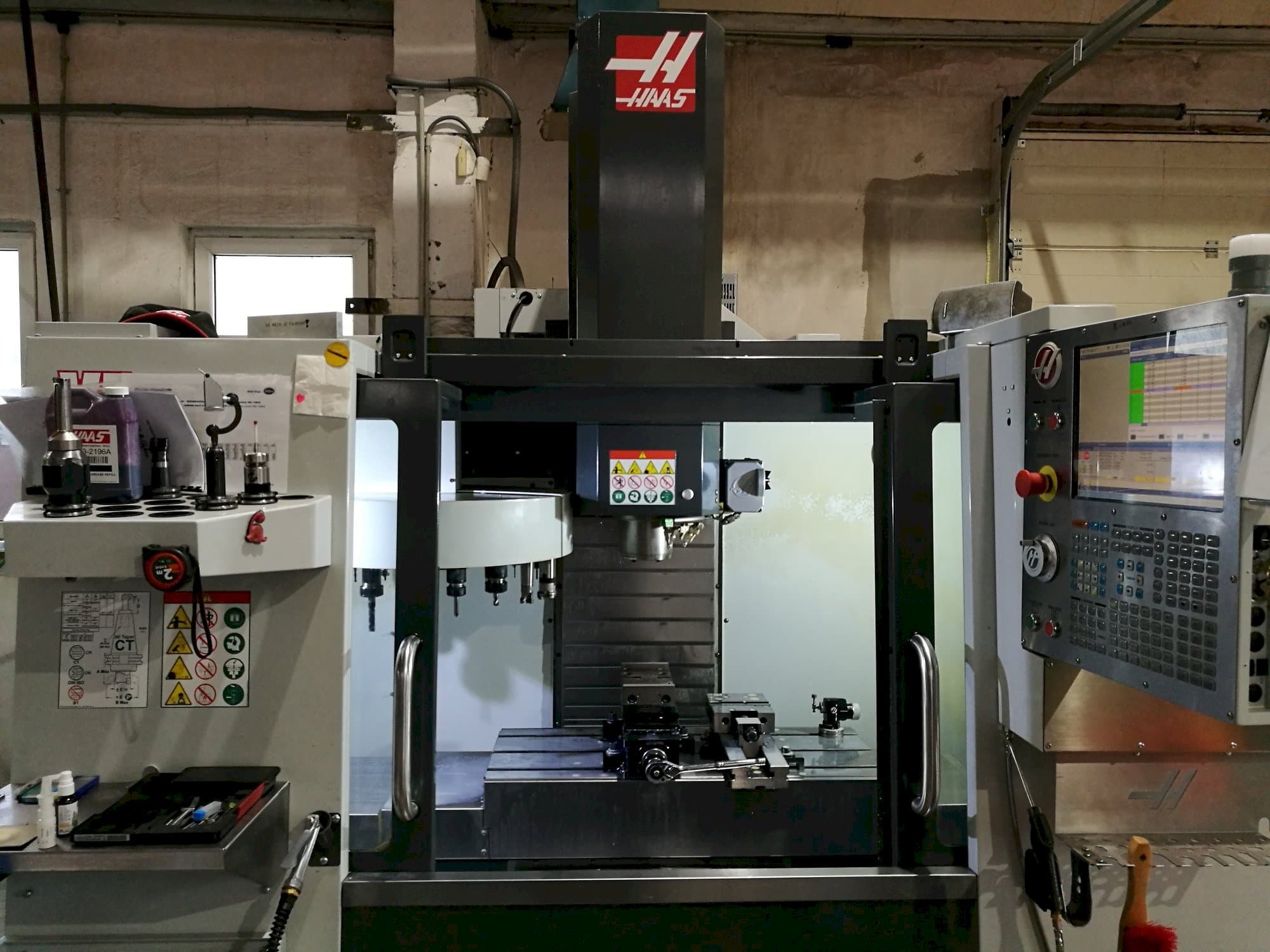 Vista frontal de la máquina HAAS VF-2