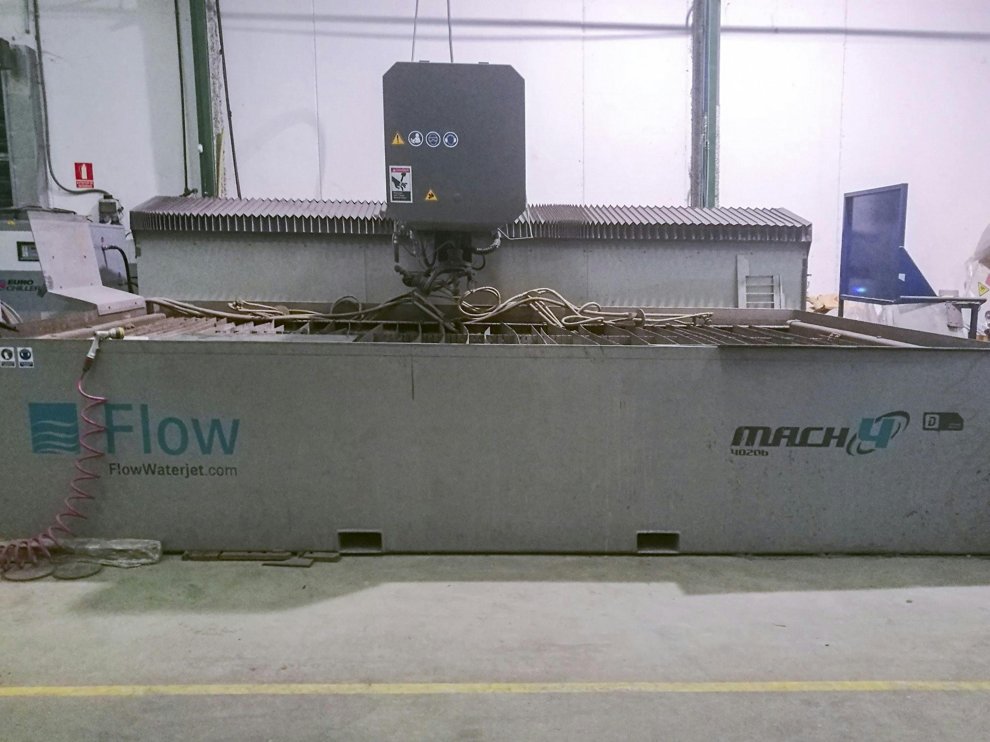 Vista frontal de la máquina Flow Mach4 4020b
