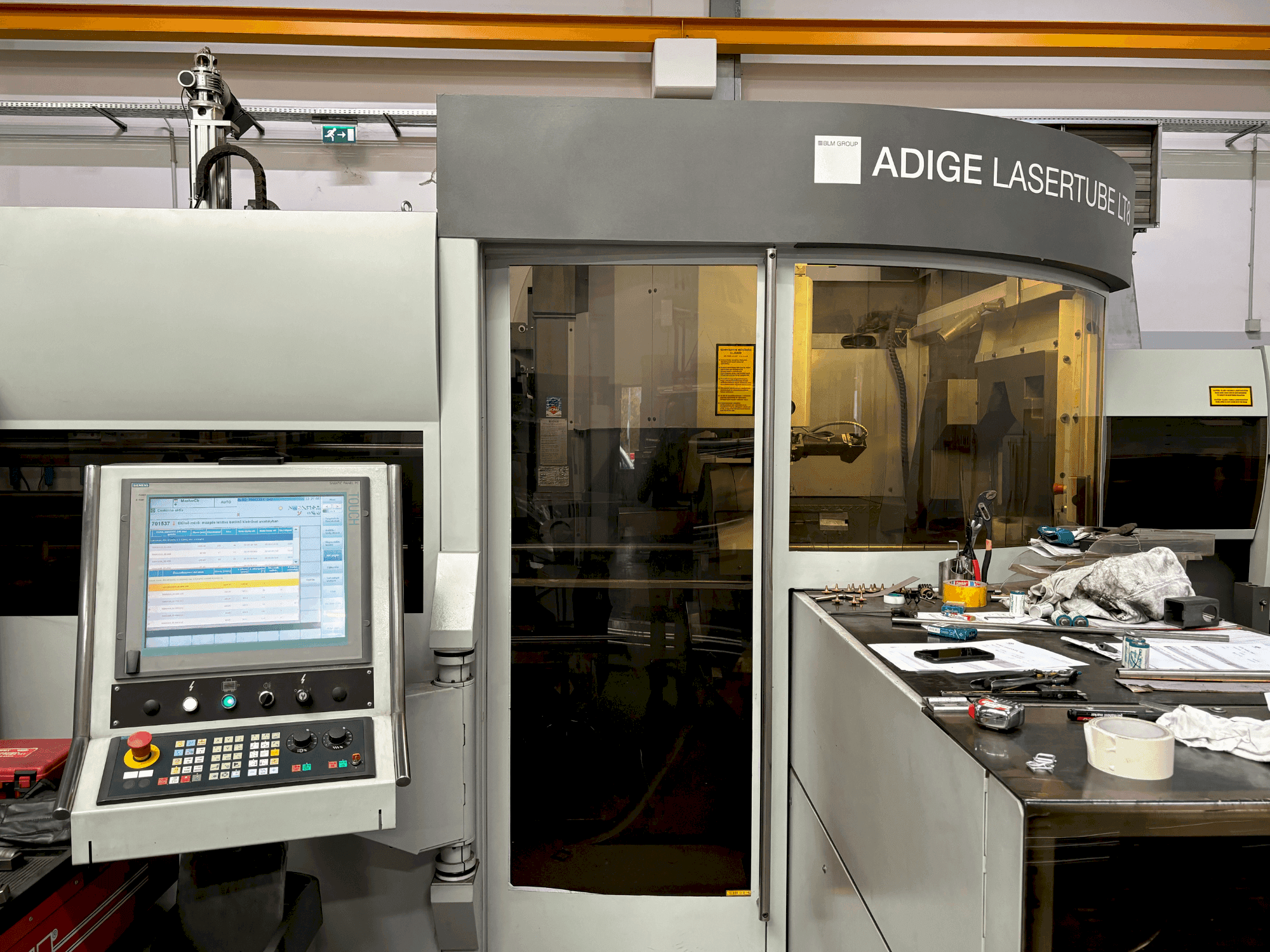 Vista frontal de la máquina ADIGE LT8