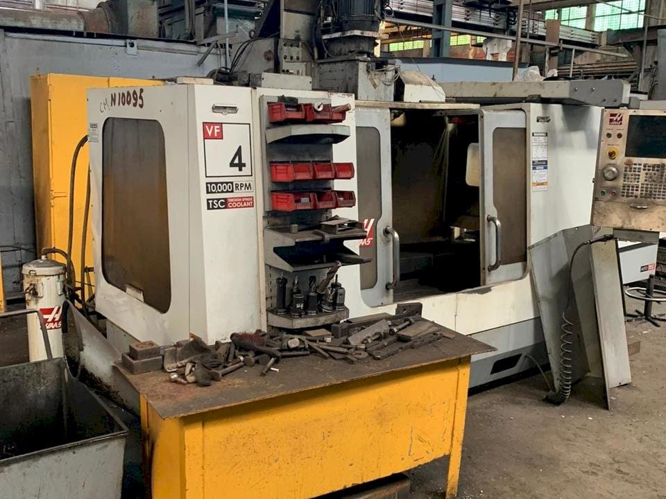 Vista frontal de la máquina HAAS VF-4