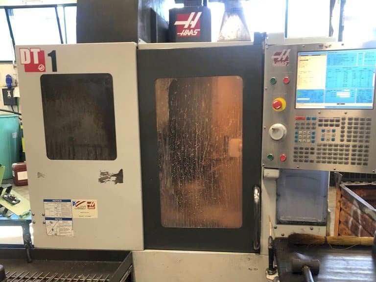 Vista frontal de la máquina HAAS DT1