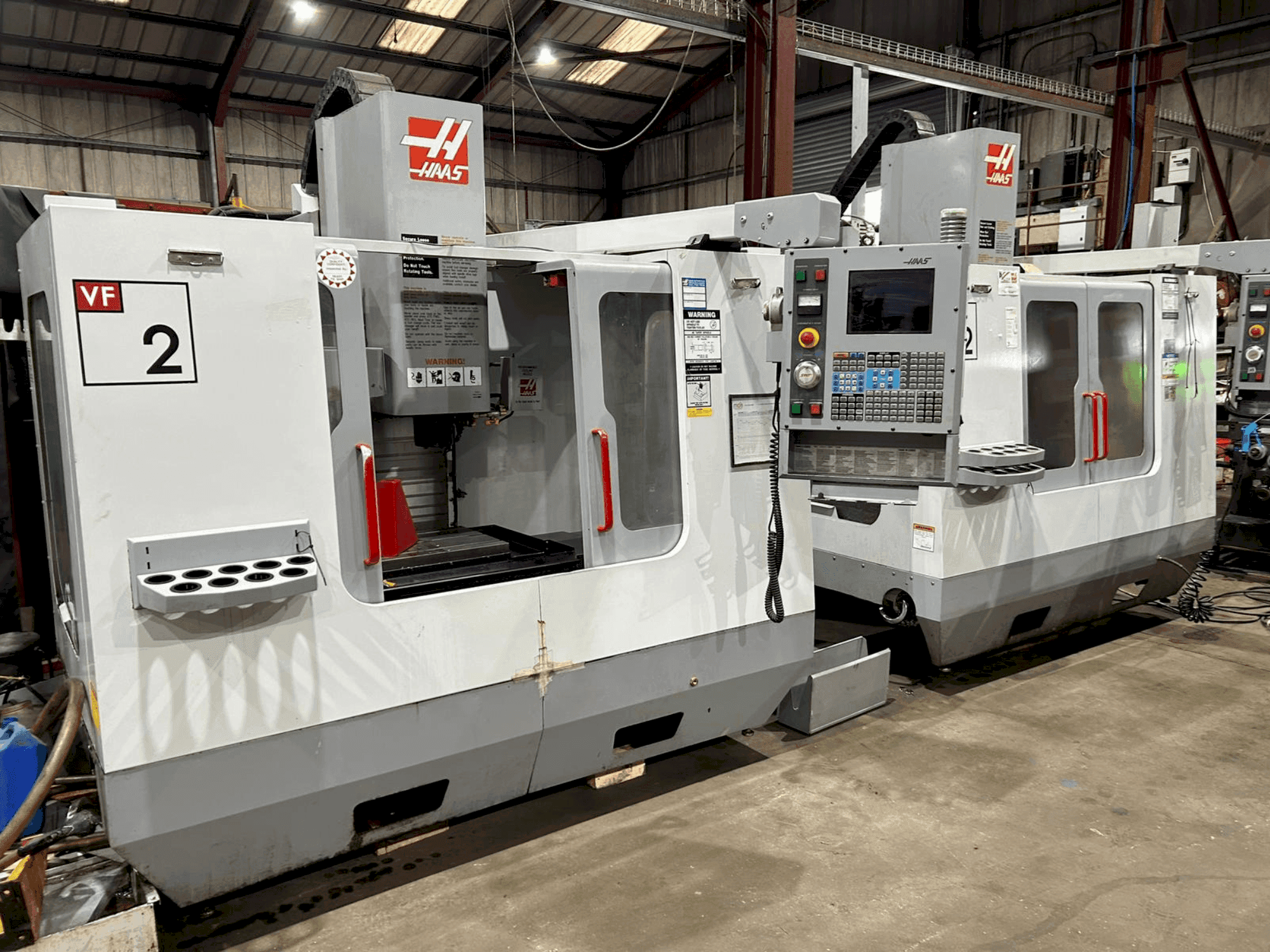 Vista frontal de la máquina HAAS VF2