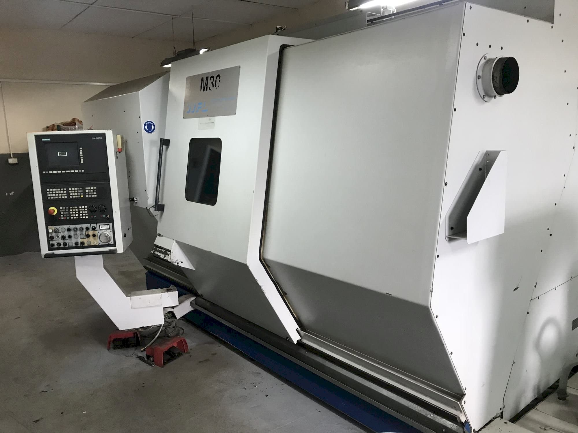 Vista frontal de la máquina WFL  M30