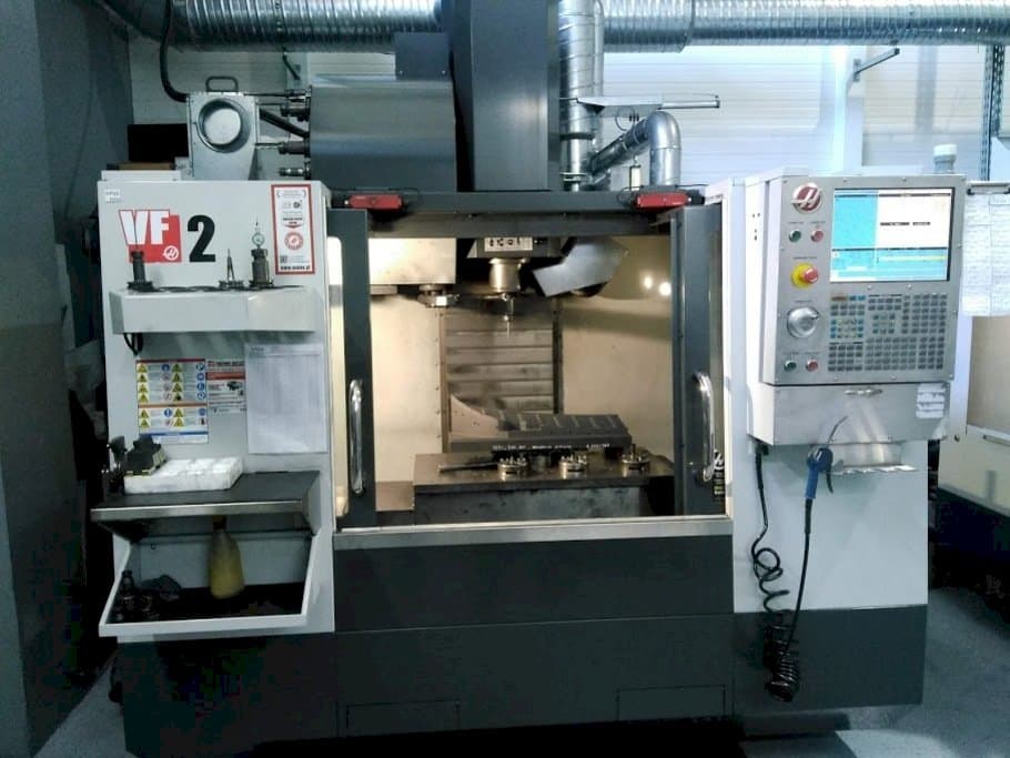 Vista frontal de la máquina HAAS VF2
