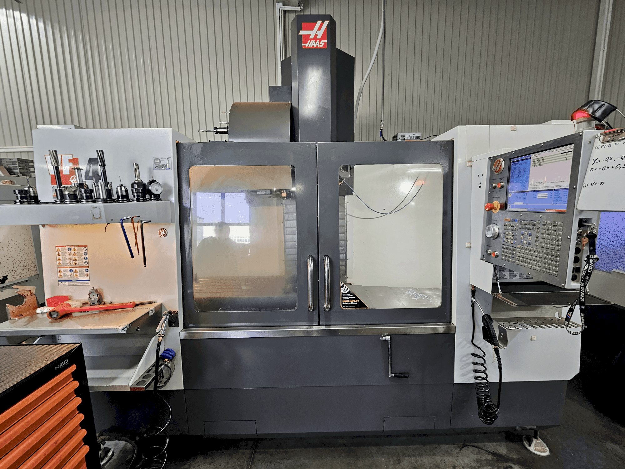 Vista frontal de la máquina HAAS VF-4