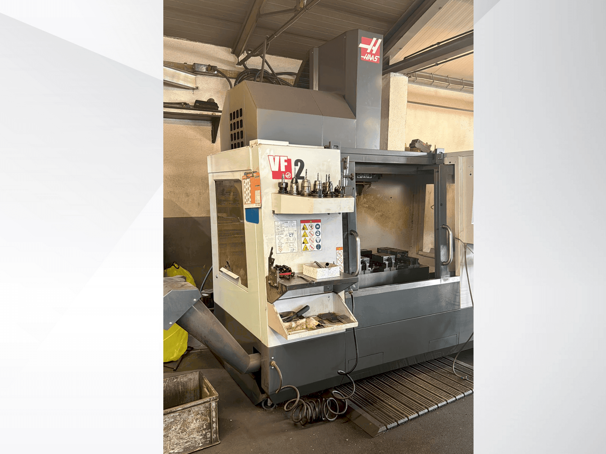 Vista frontal de la máquina HAAS VF2