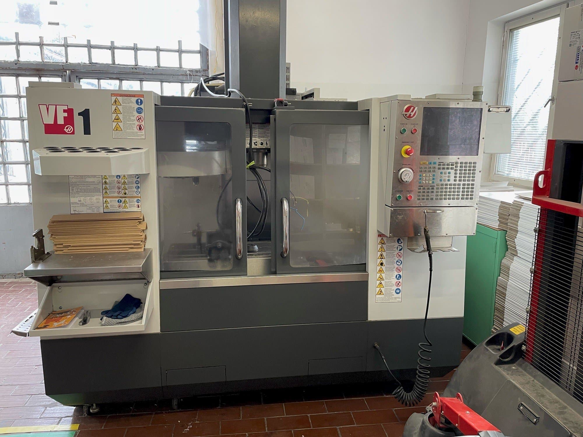 Vista frontal de la máquina HAAS VF-1