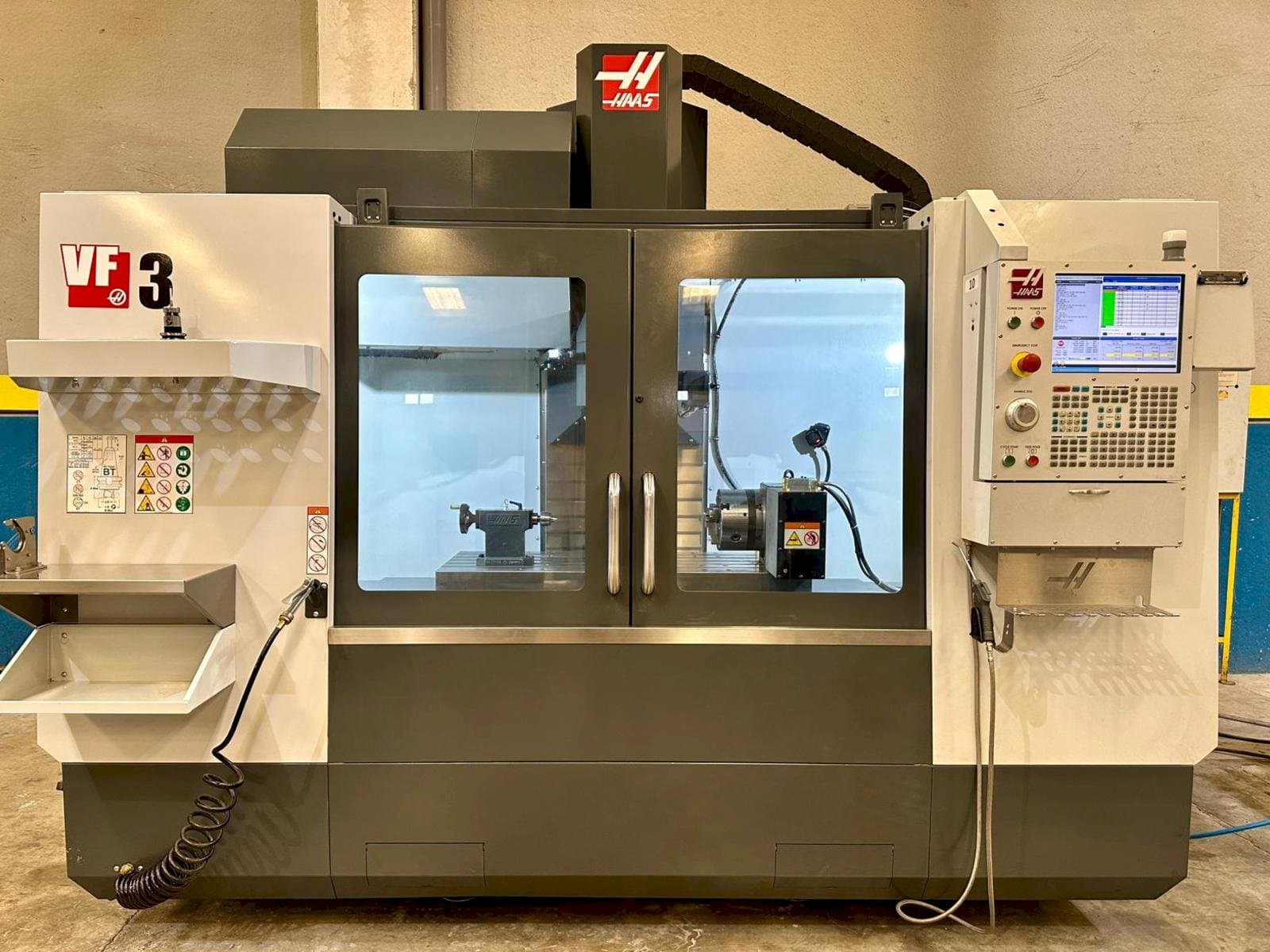 Vista frontal de la máquina HAAS VF-3