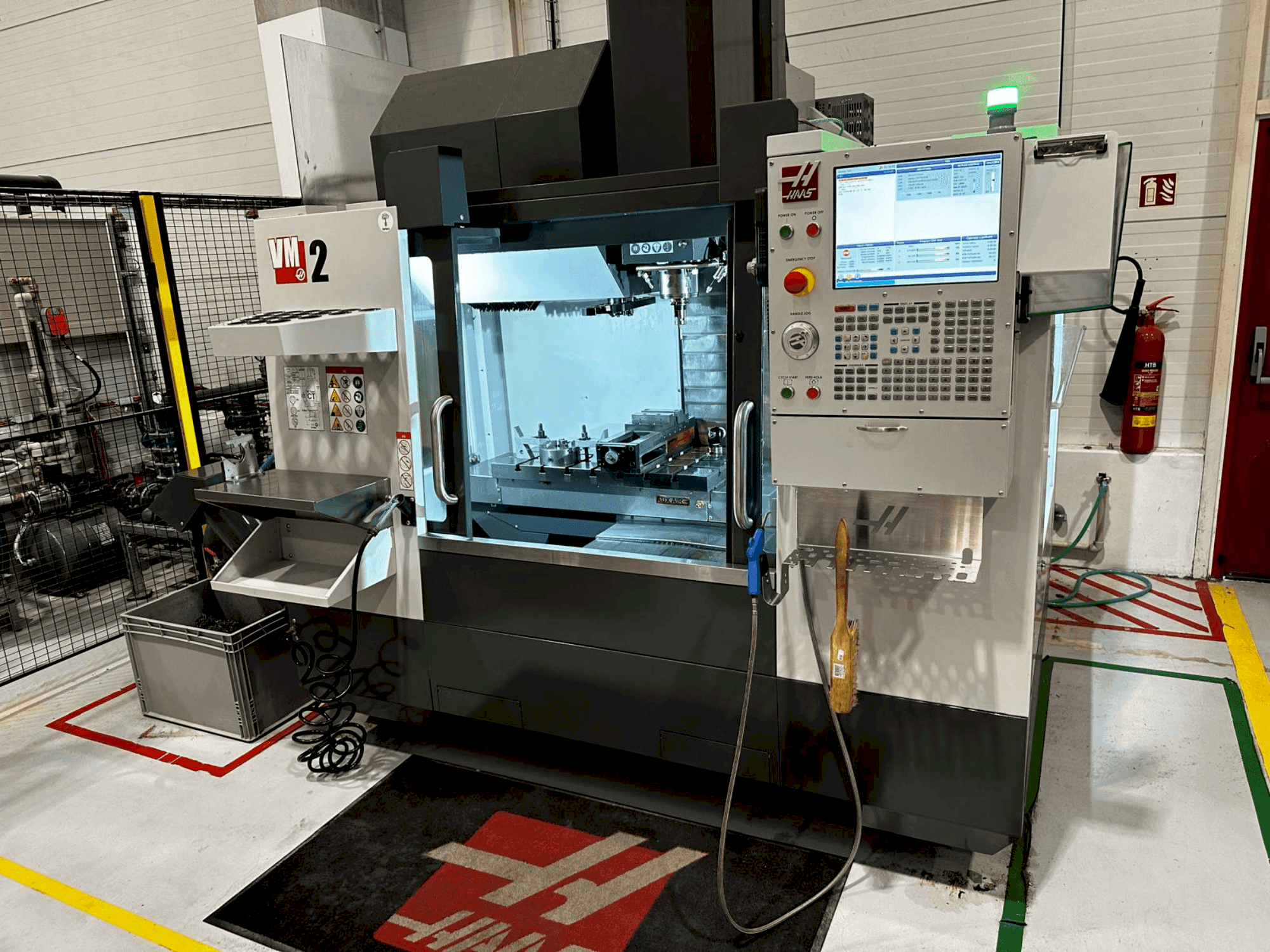 Vista frontal de la máquina HAAS VM-2
