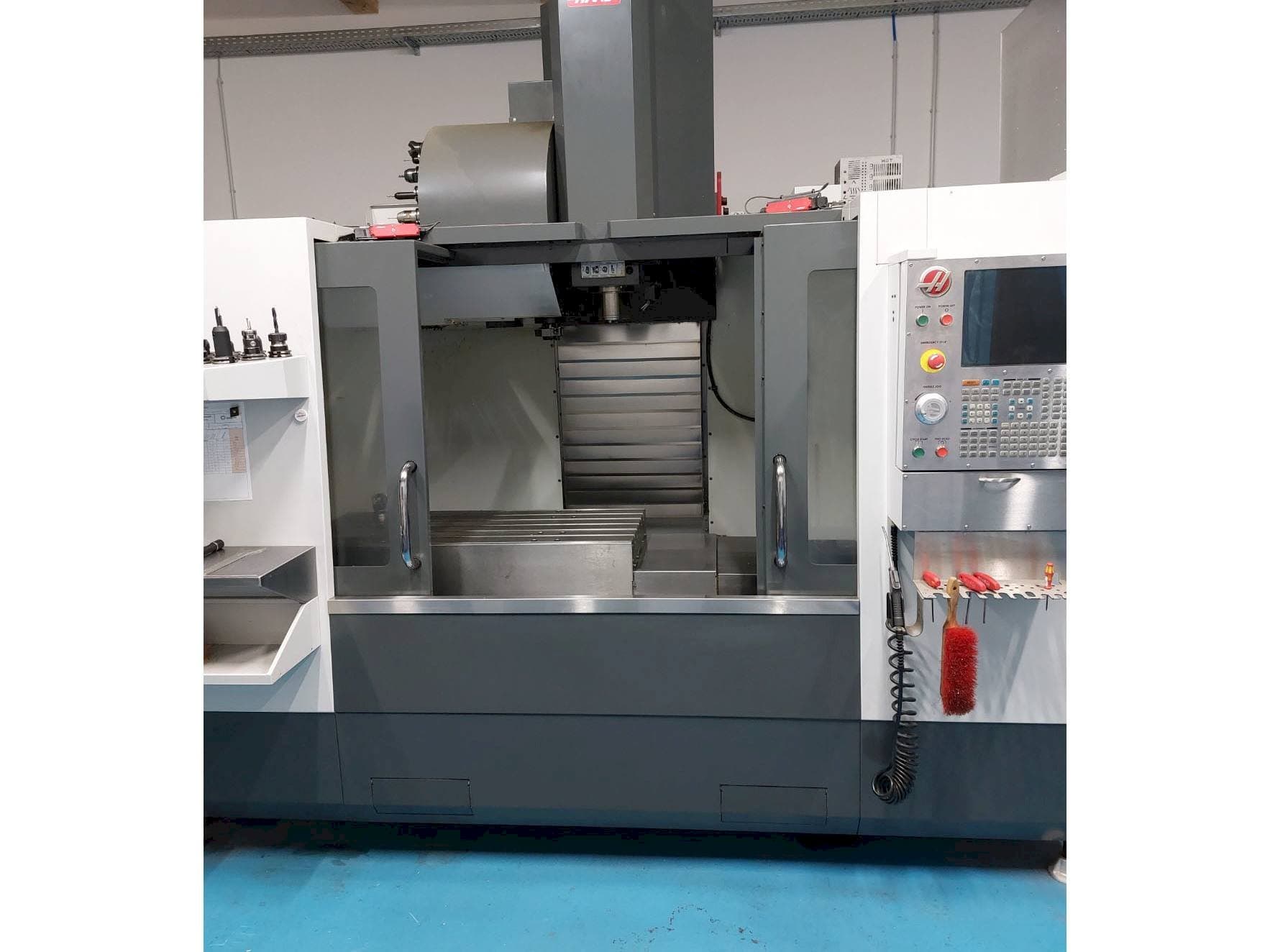 Vista frontal de la máquina HAAS VF3
