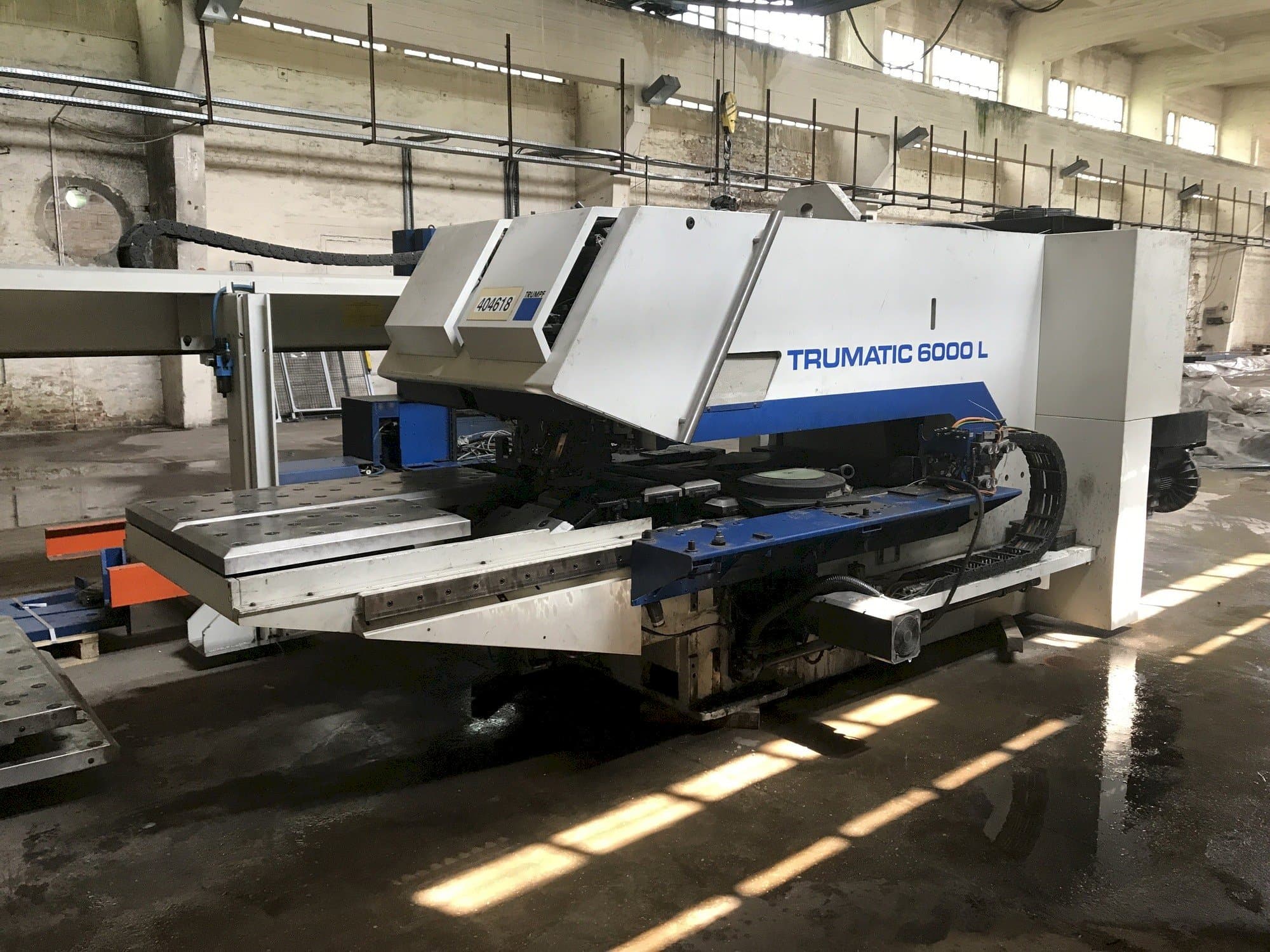 Vista frontal de la máquina Trumpf TRUMATIC 6000 L (2002)