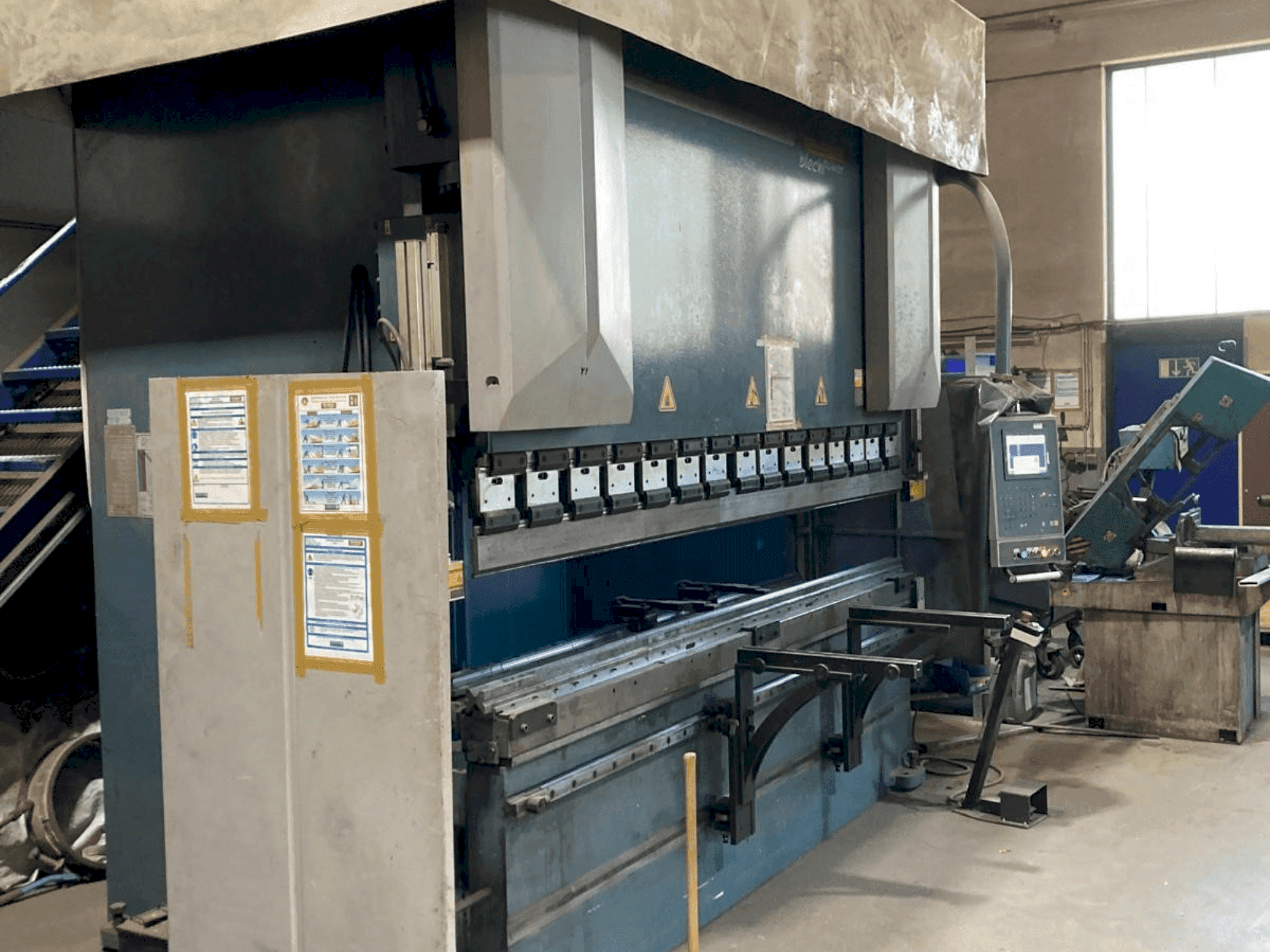 Vista frontal de la máquina Hesse AD-R30320