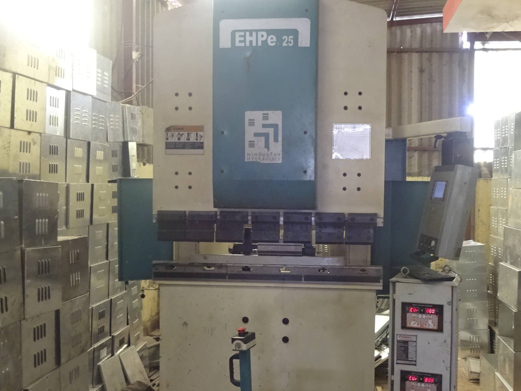 Vista frontal de la máquina Hindustan Hydraulics EHPe 25