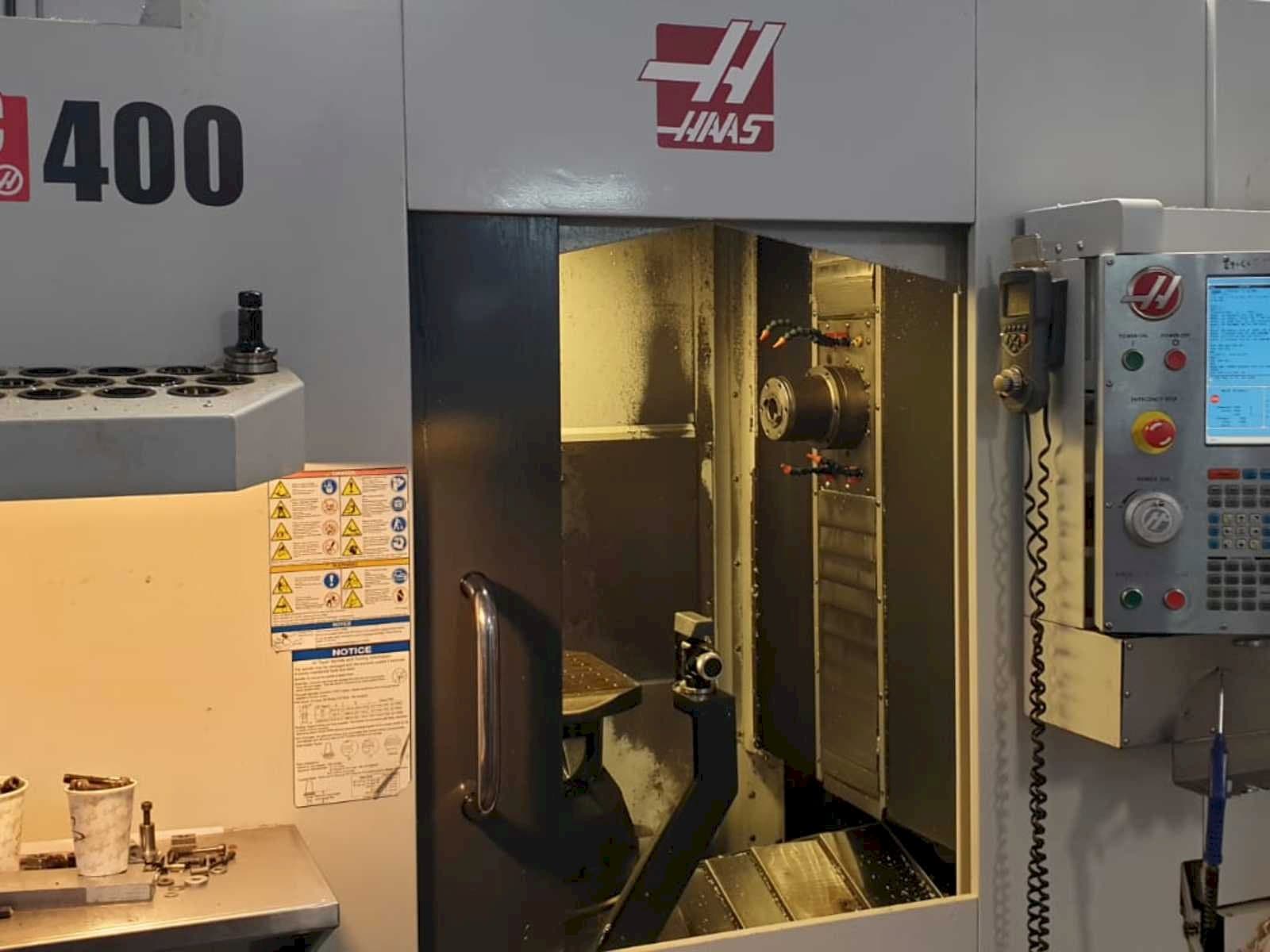 Vista frontal de la máquina HAAS EC400