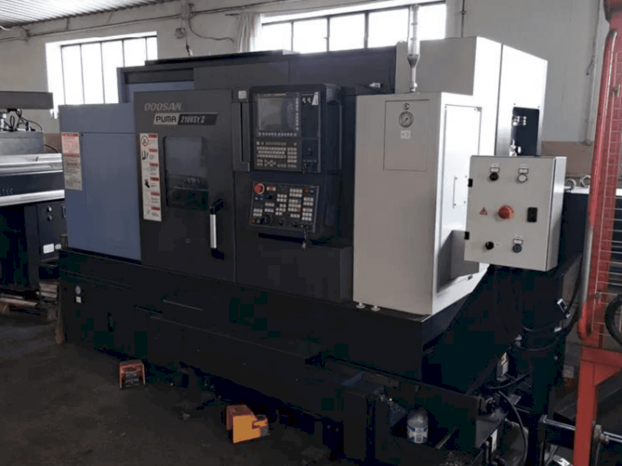 Vista frontal de la máquina DOOSAN PUMA 2100 SY II