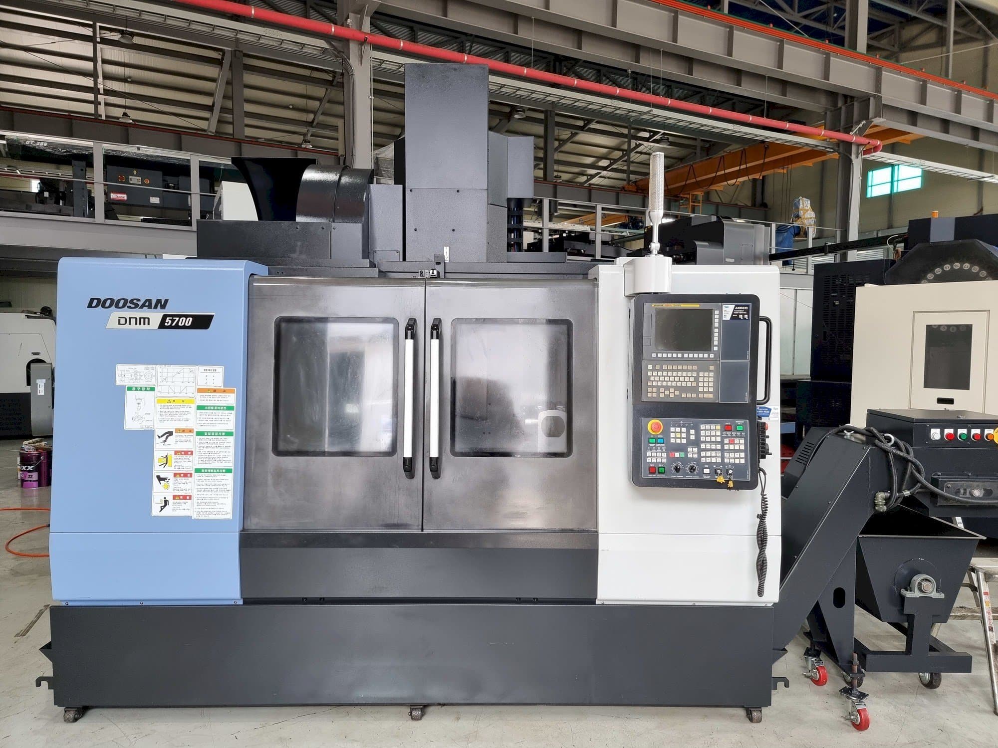 Vista frontal de la máquina Doosan DNM 5700
