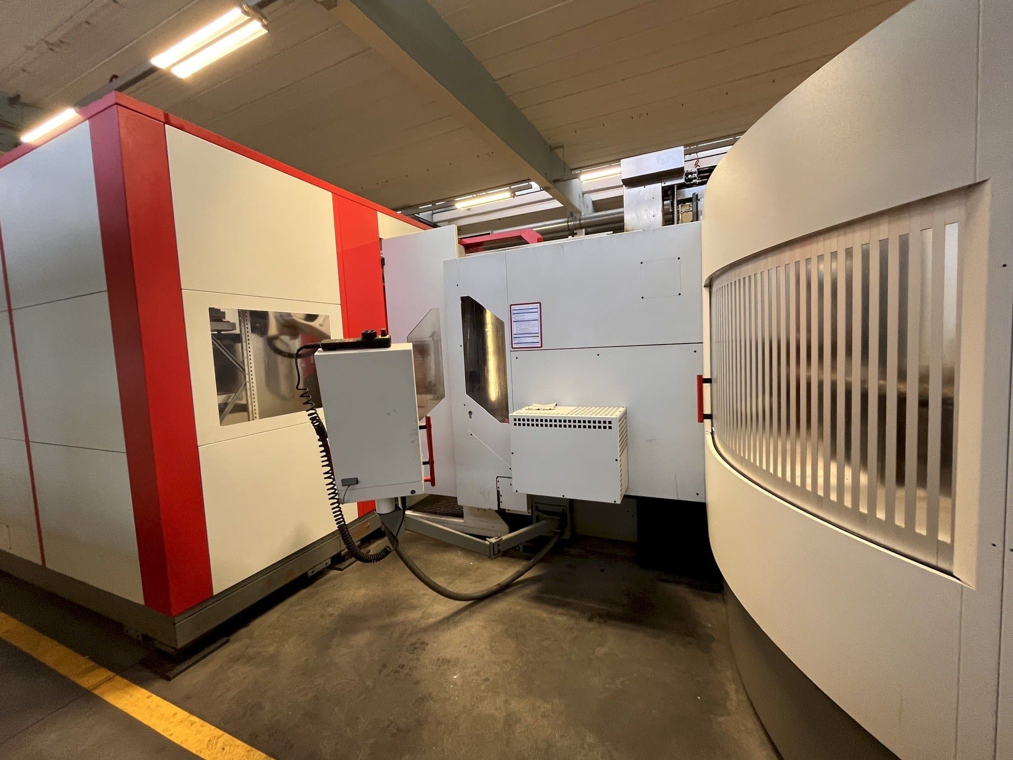 Vista lateral izquierda de la máquina HERMLE RS1 Robot System