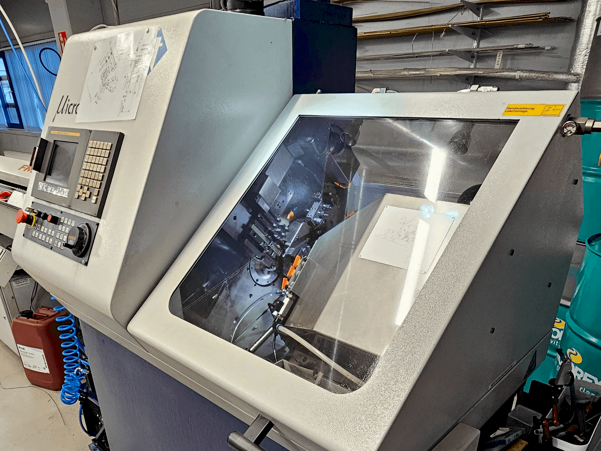 Vista frontal de la máquina TORNOS Micro 8