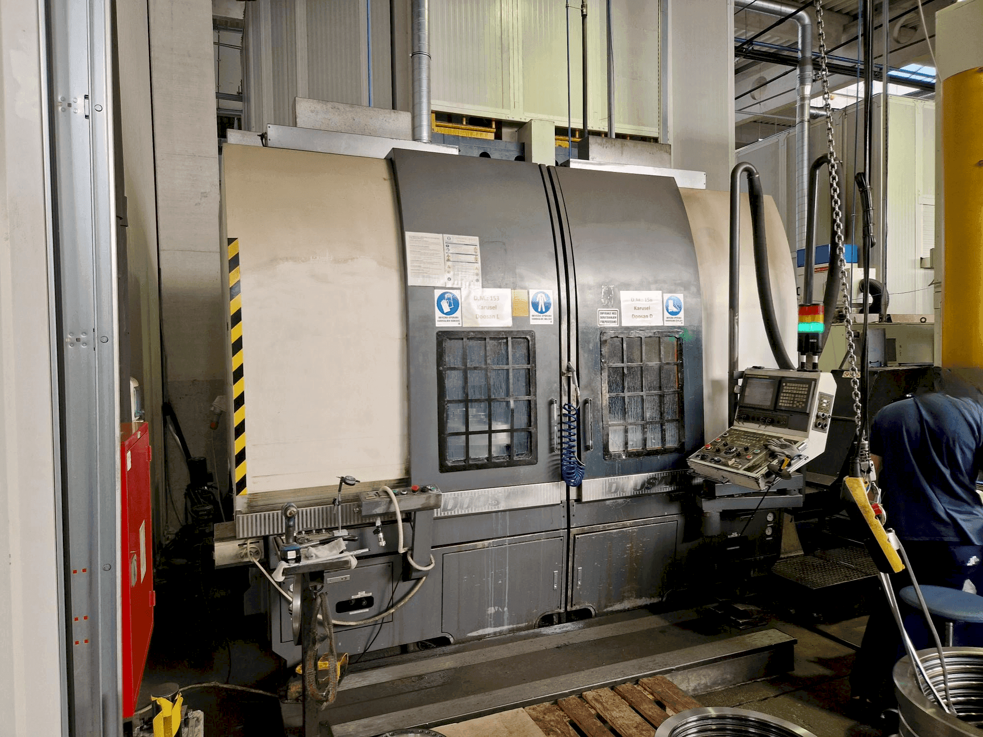 Vista frontal de la máquina DOOSAN V740T