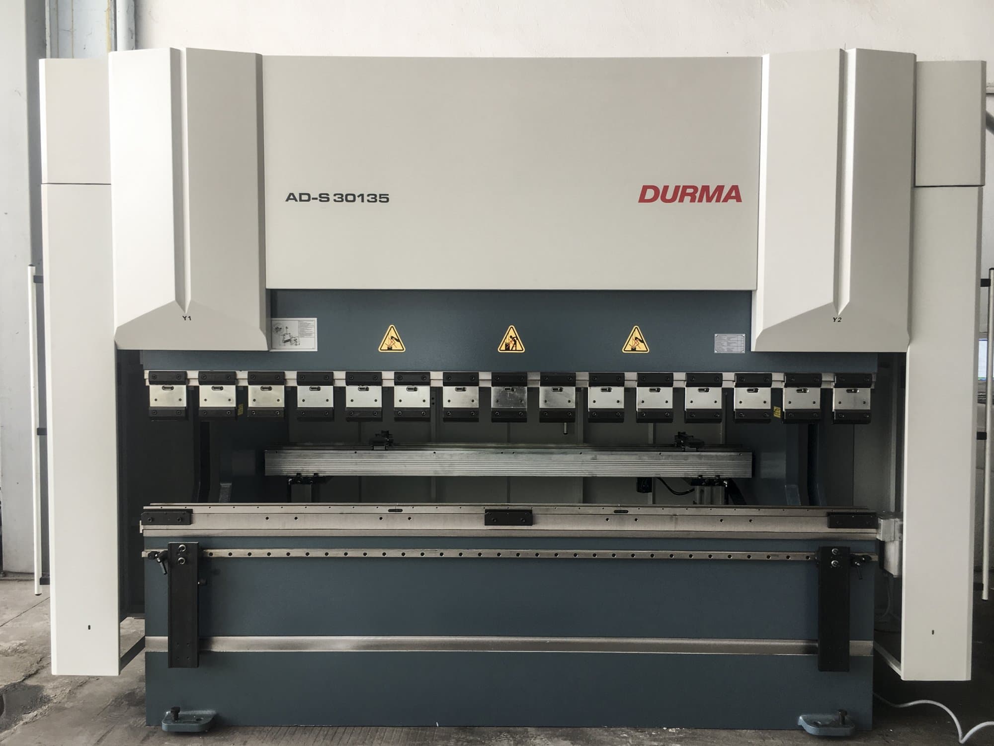 Vista frontal de la máquina Durma AD-S 30135