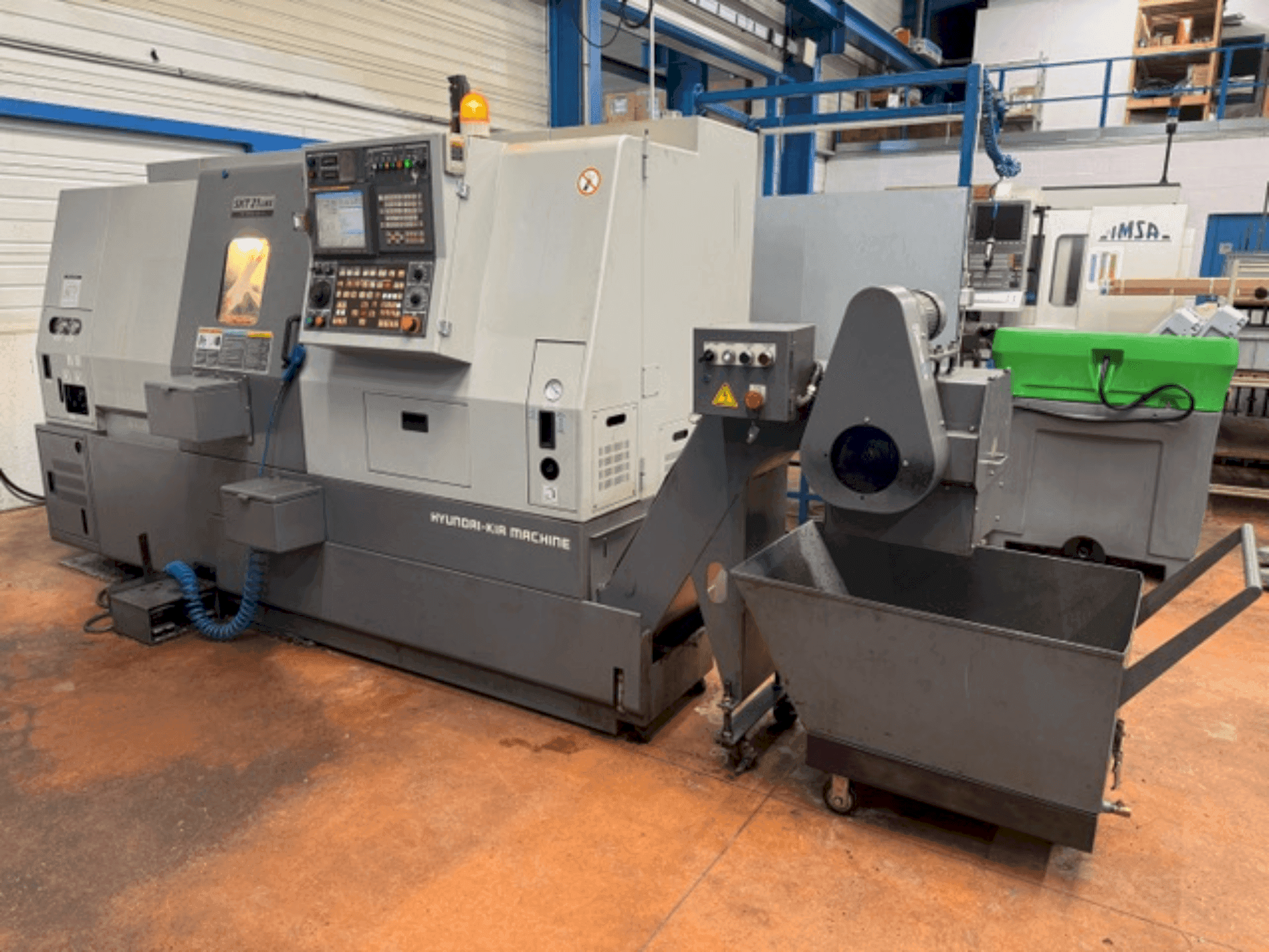 Vista frontal de la máquina HYUNDAI KIA SKT21LMS