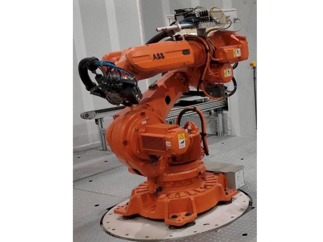 Vista frontal de la máquina ABB IRB 6620-150/2.2