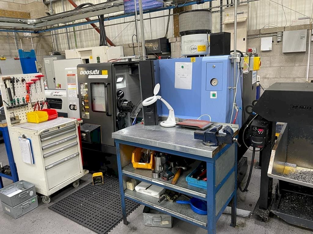 Vista frontal de la máquina Doosan Lynx 220 LMA