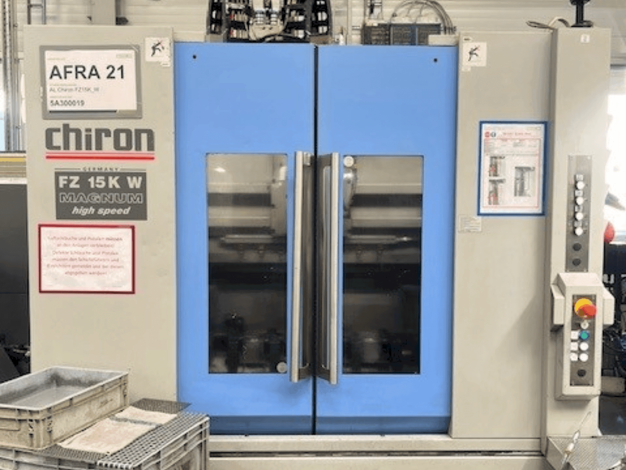 Vista frontal de la máquina CHIRON FZ 15 KWM HS