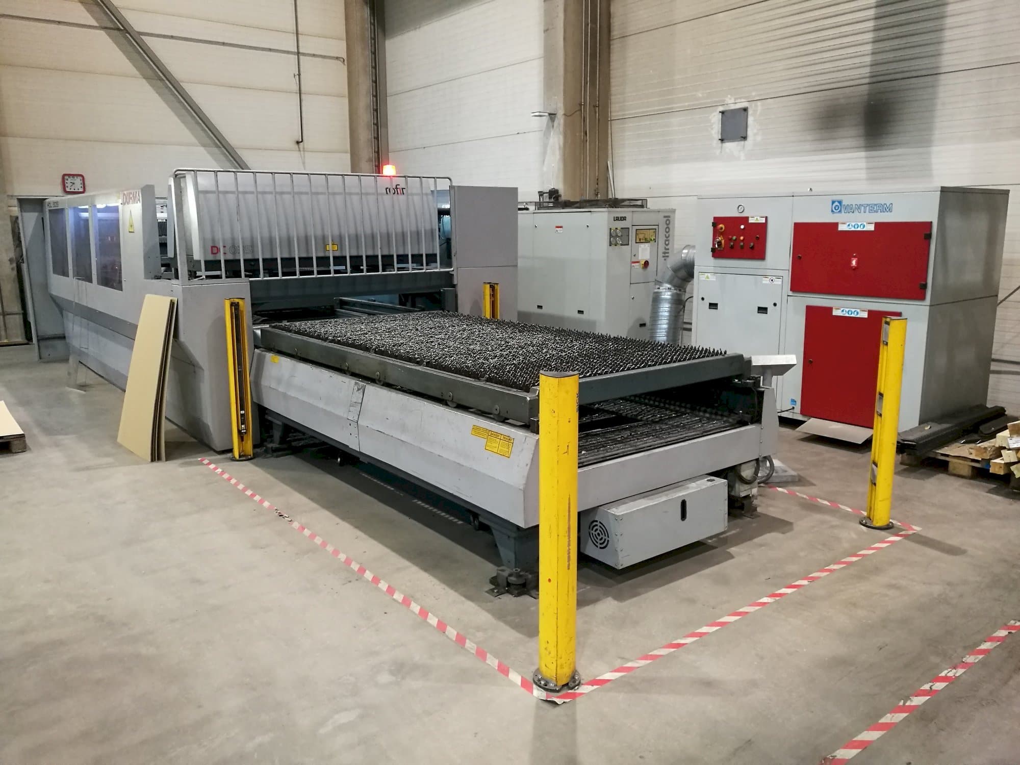 Vista lateral izquierda de la máquina Durma HDL 3015