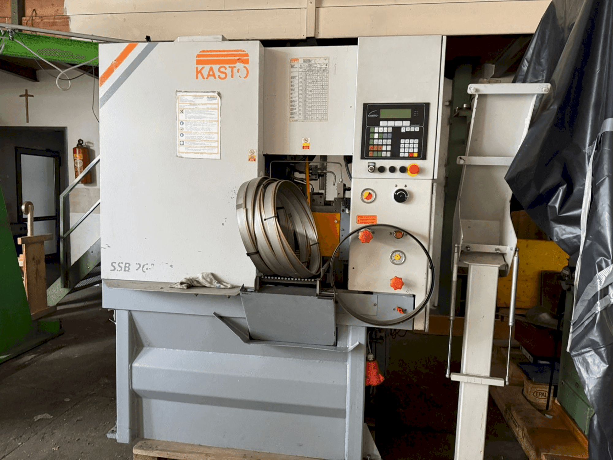 Vista frontal de la máquina KASTO SSB 260 VA-CC-CNC