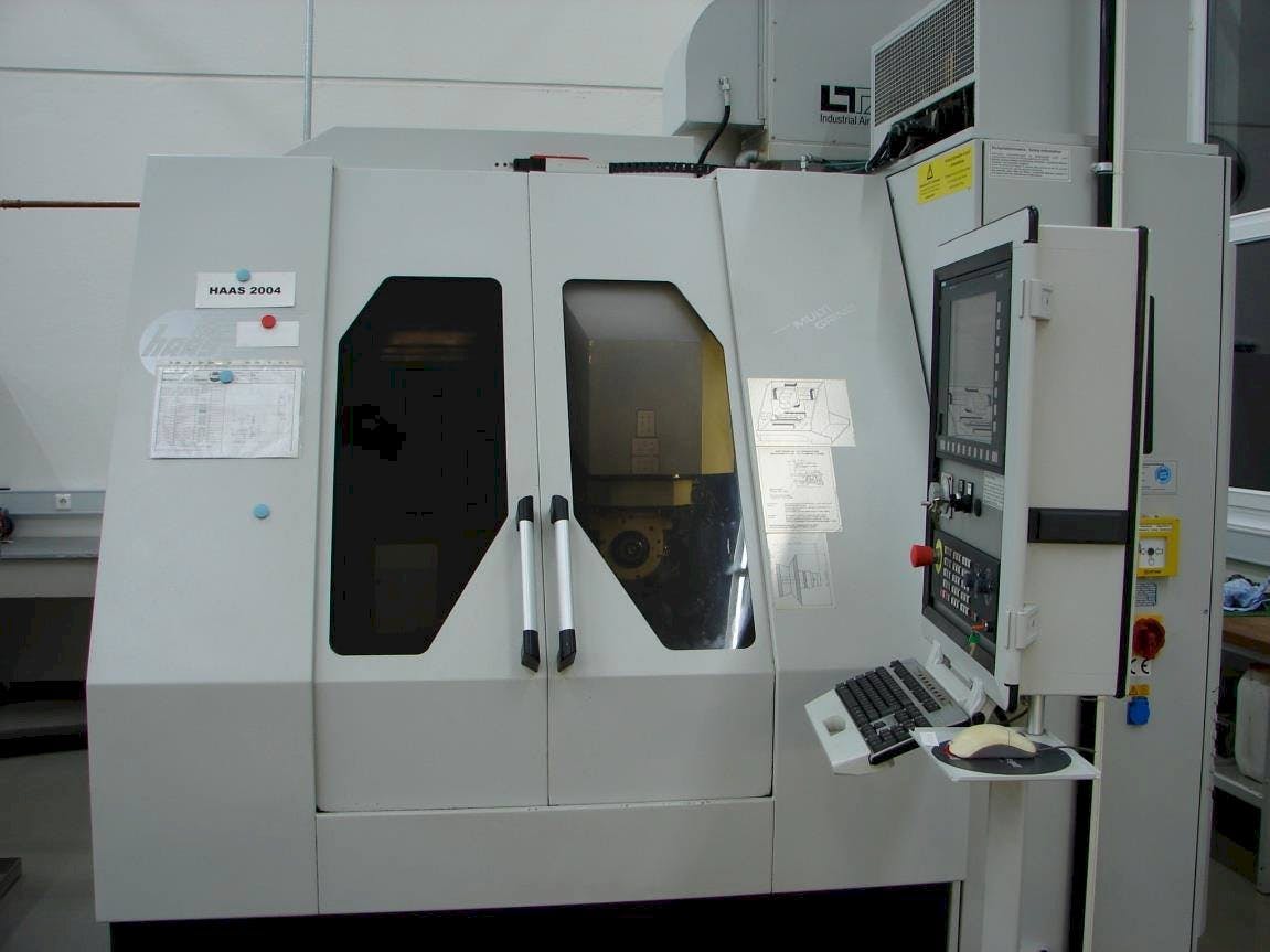 Vista frontal de la máquina HAAS Multigrind AF