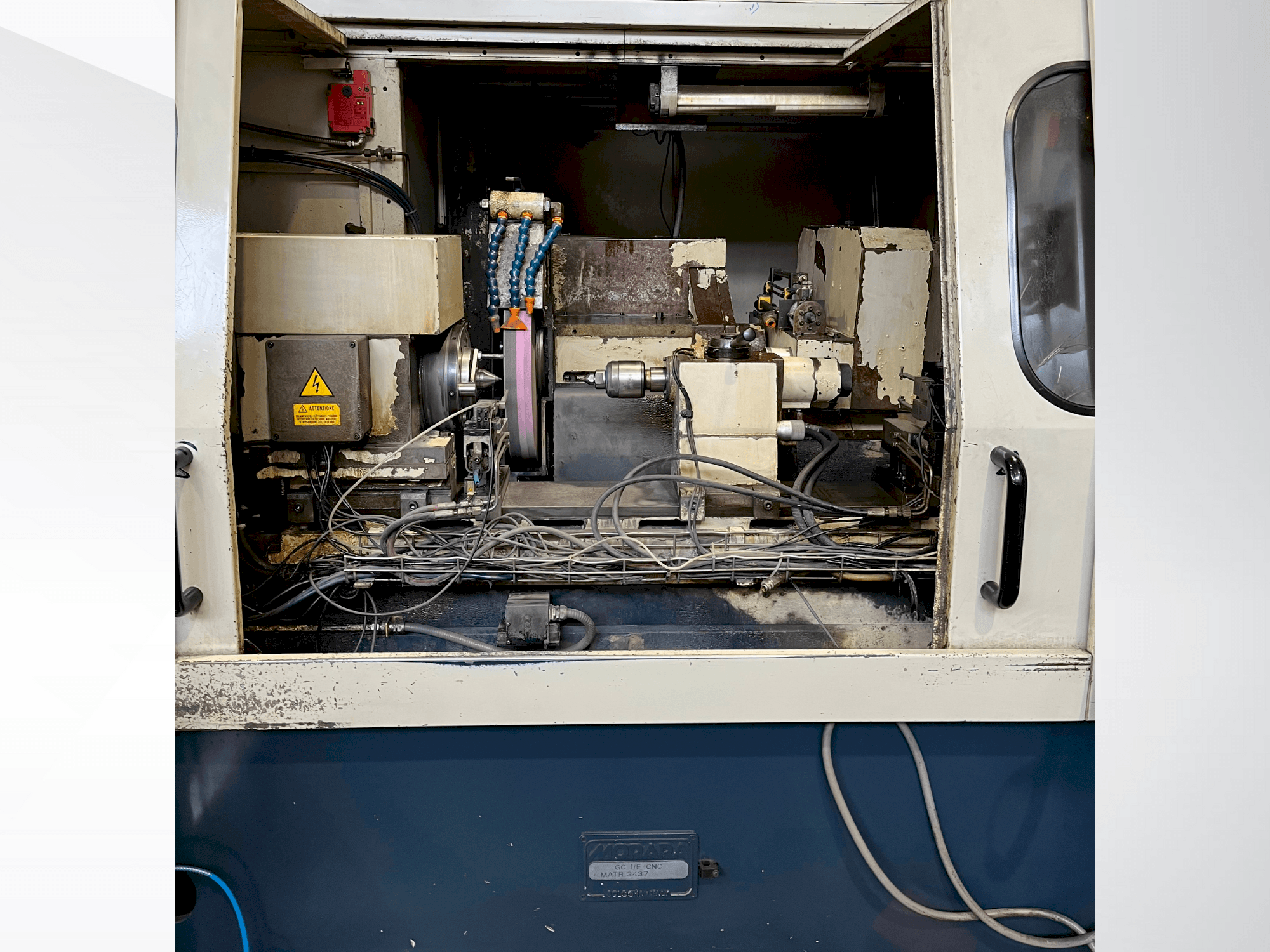 Vista frontal de la máquina MORARA GC I/E CNC