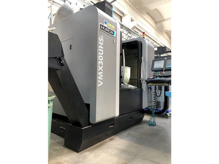 Vista frontal de la máquina Hurco VMX30 UHSi