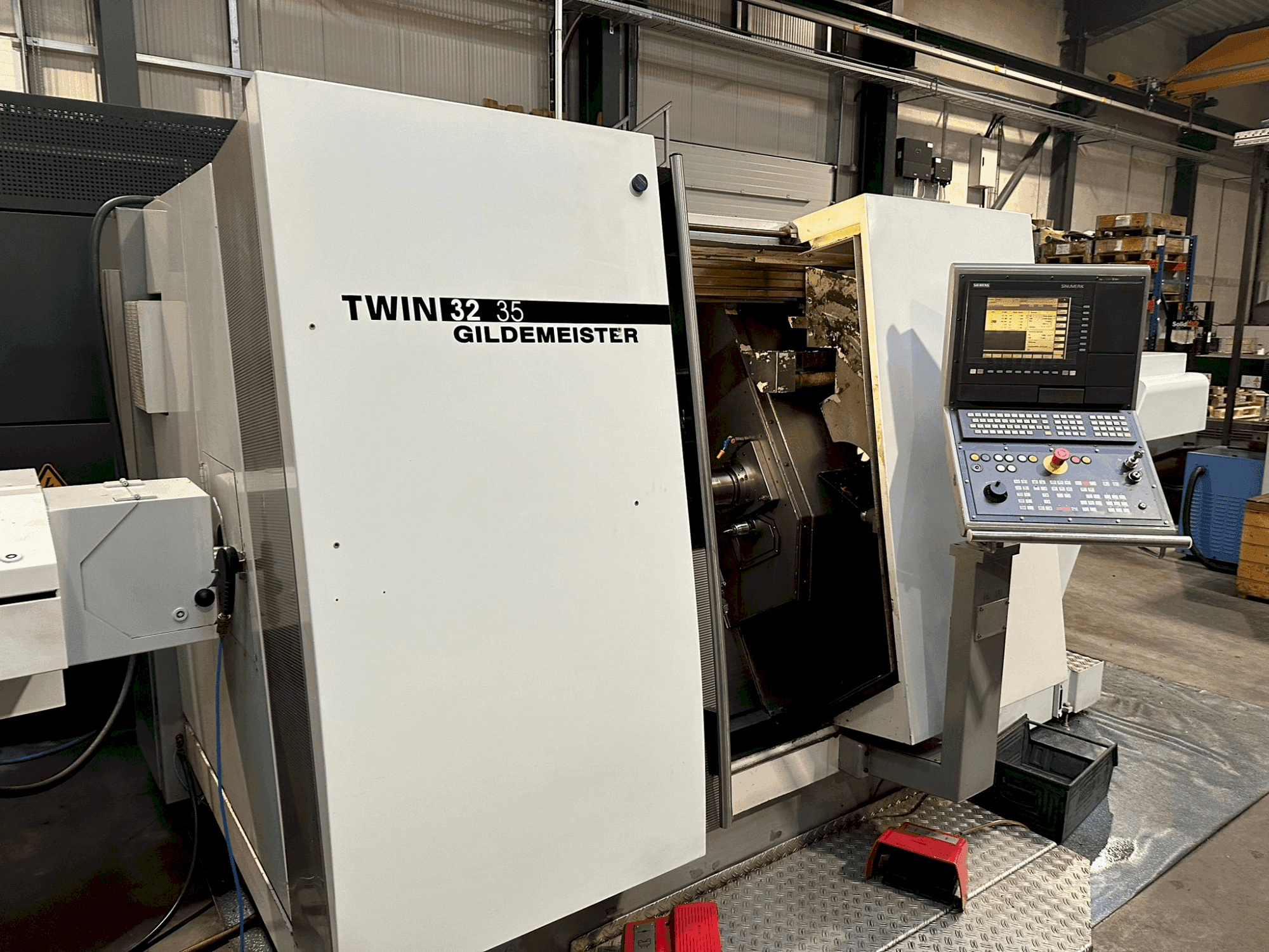 Vista frontal de la máquina Gildemeister TWIN 32