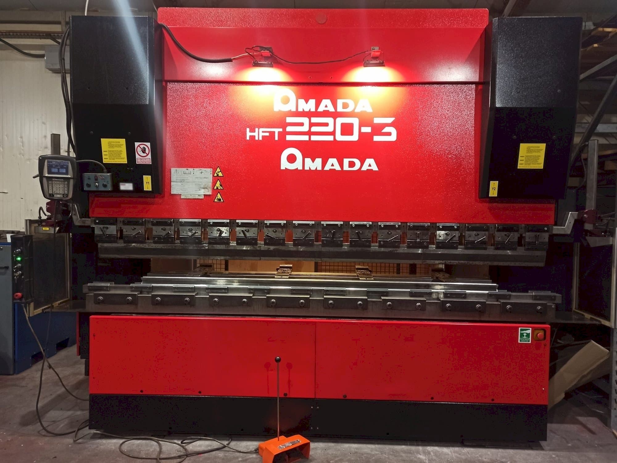 Vista frontal de la máquina AMADA HFT 220-3