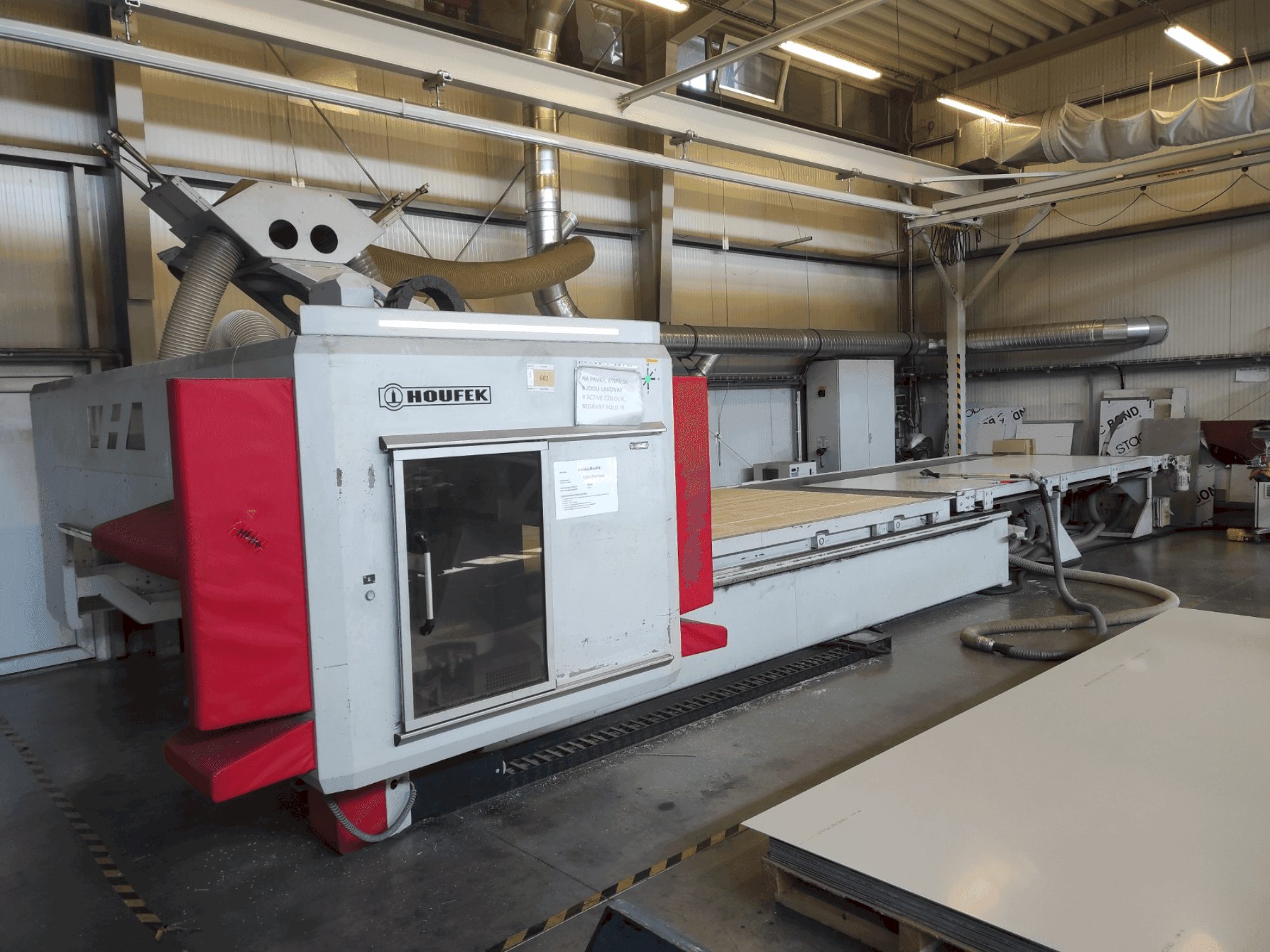 Vista frontal de la máquina Houfek Scorpion 422102-R3