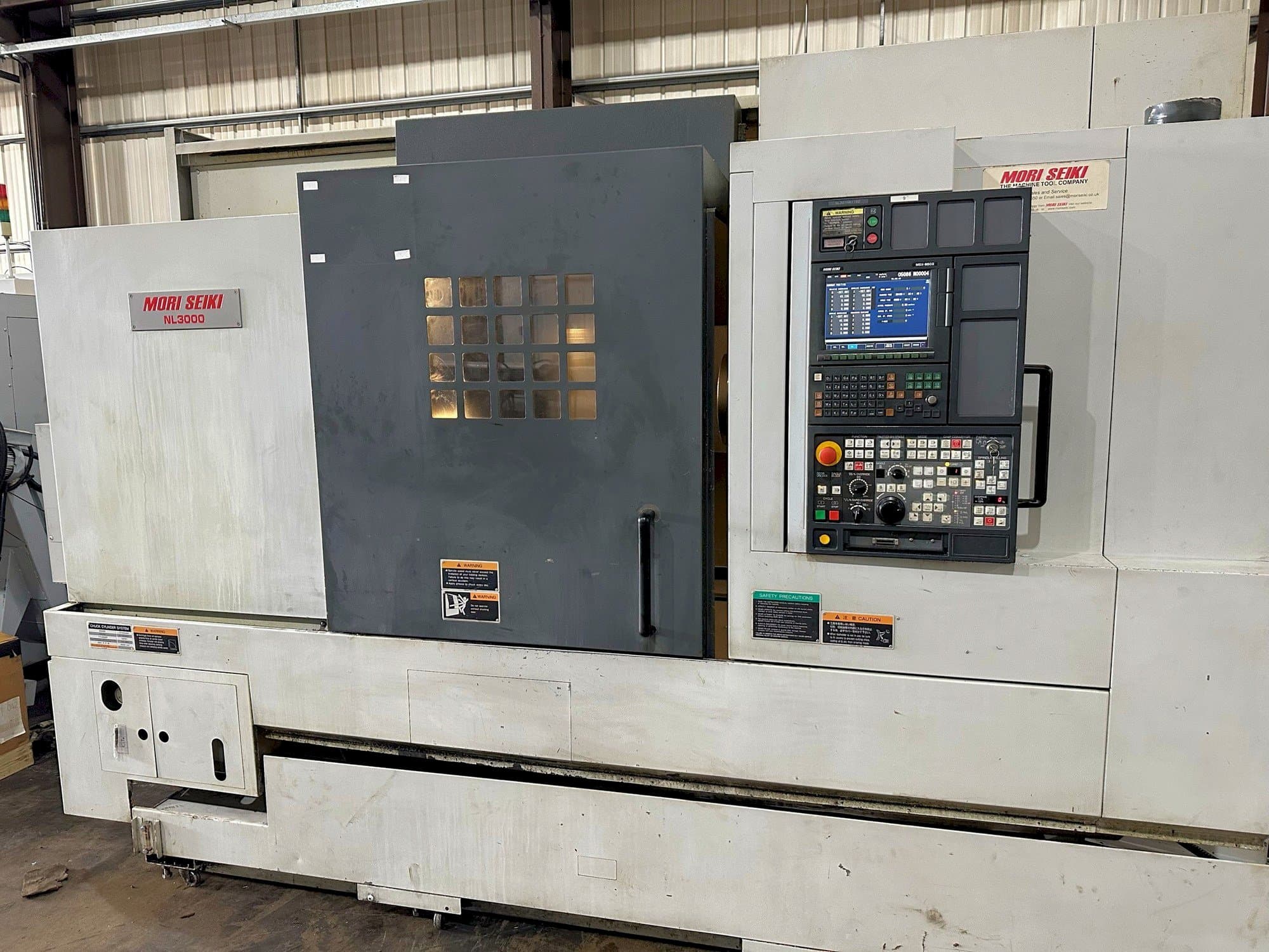 Vista frontal de la máquina MORI SEIKI NL3000Y/700