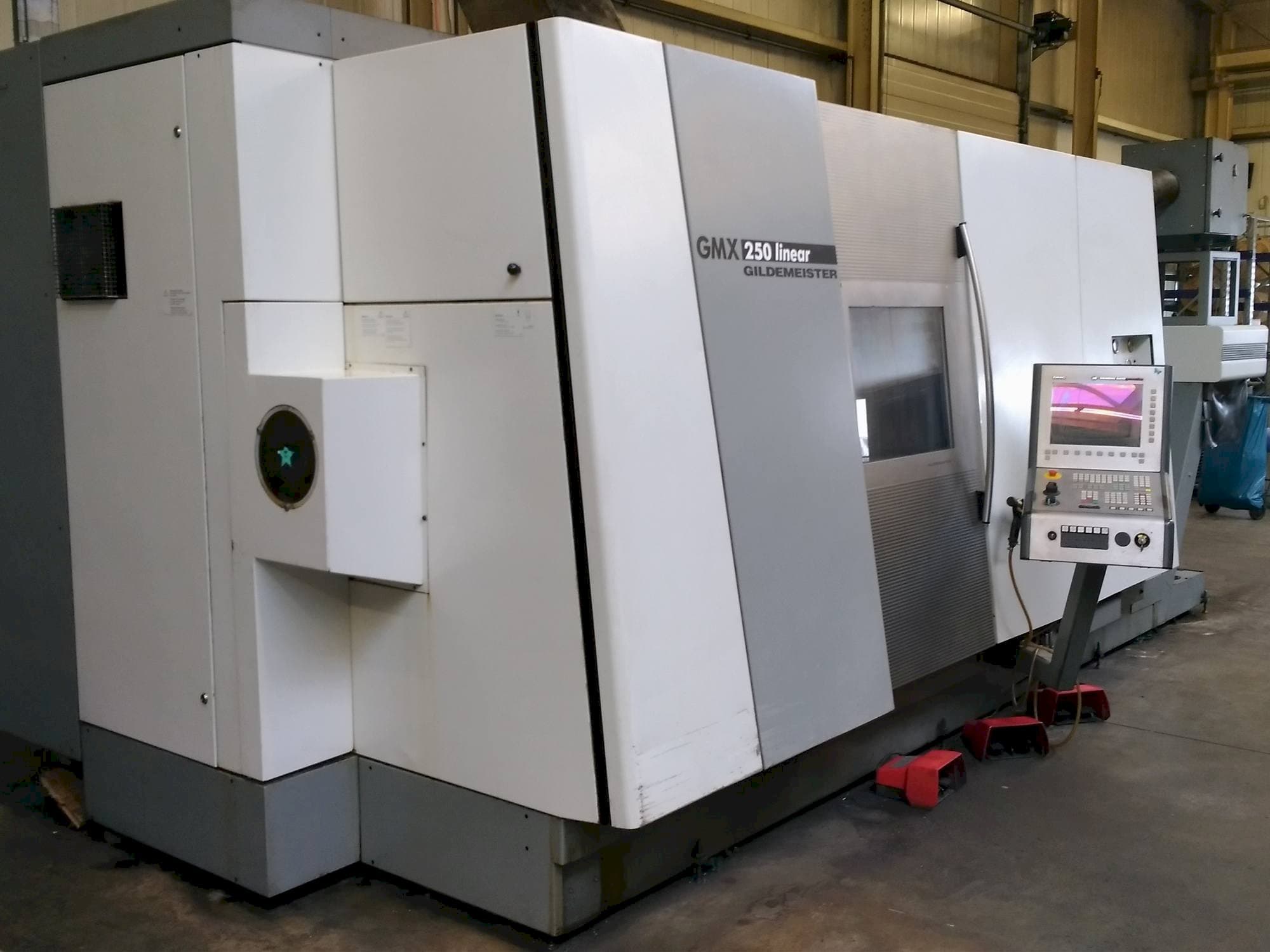 Vista frontal de la máquina Gildemeister GMX 250 linear