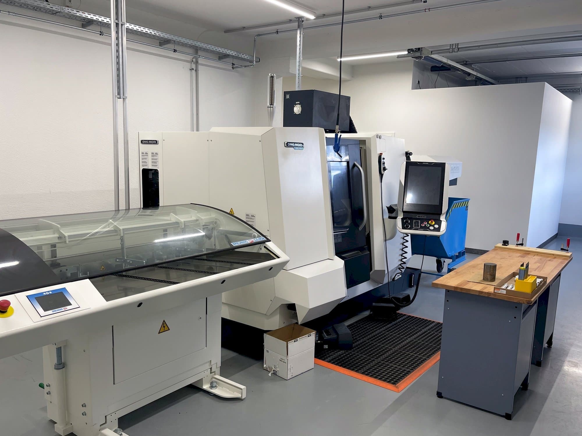 Vista frontal de la máquina DMG Mori Seiki CLX 350 V6