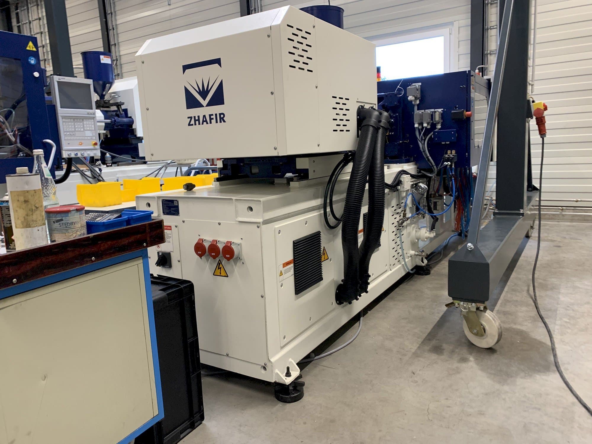 Vista lateral izquierda de la máquina ZHAFIR ZERES 600 Haitian