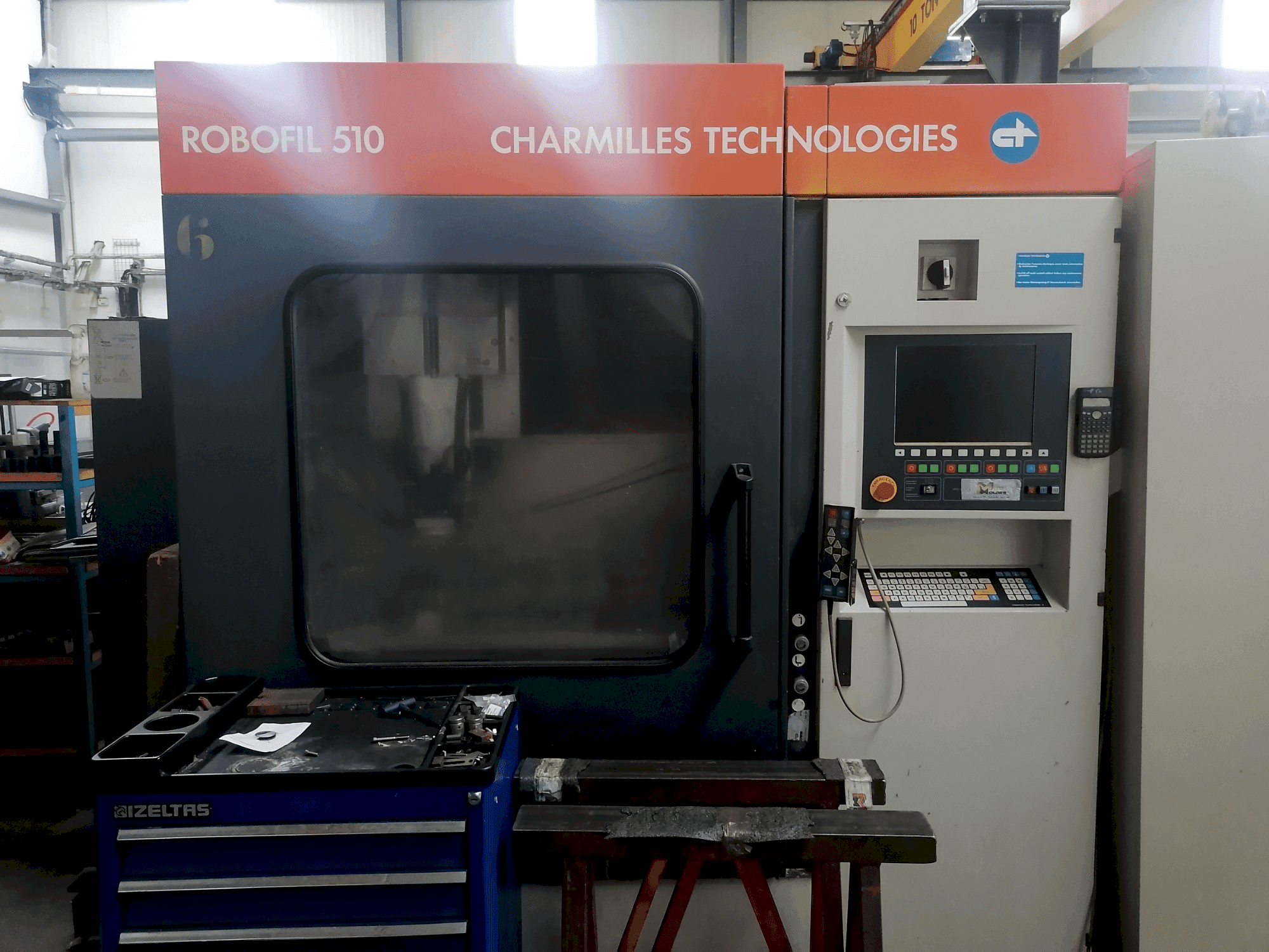 Vista frontal de la máquina CHARMILLES Robofil 510