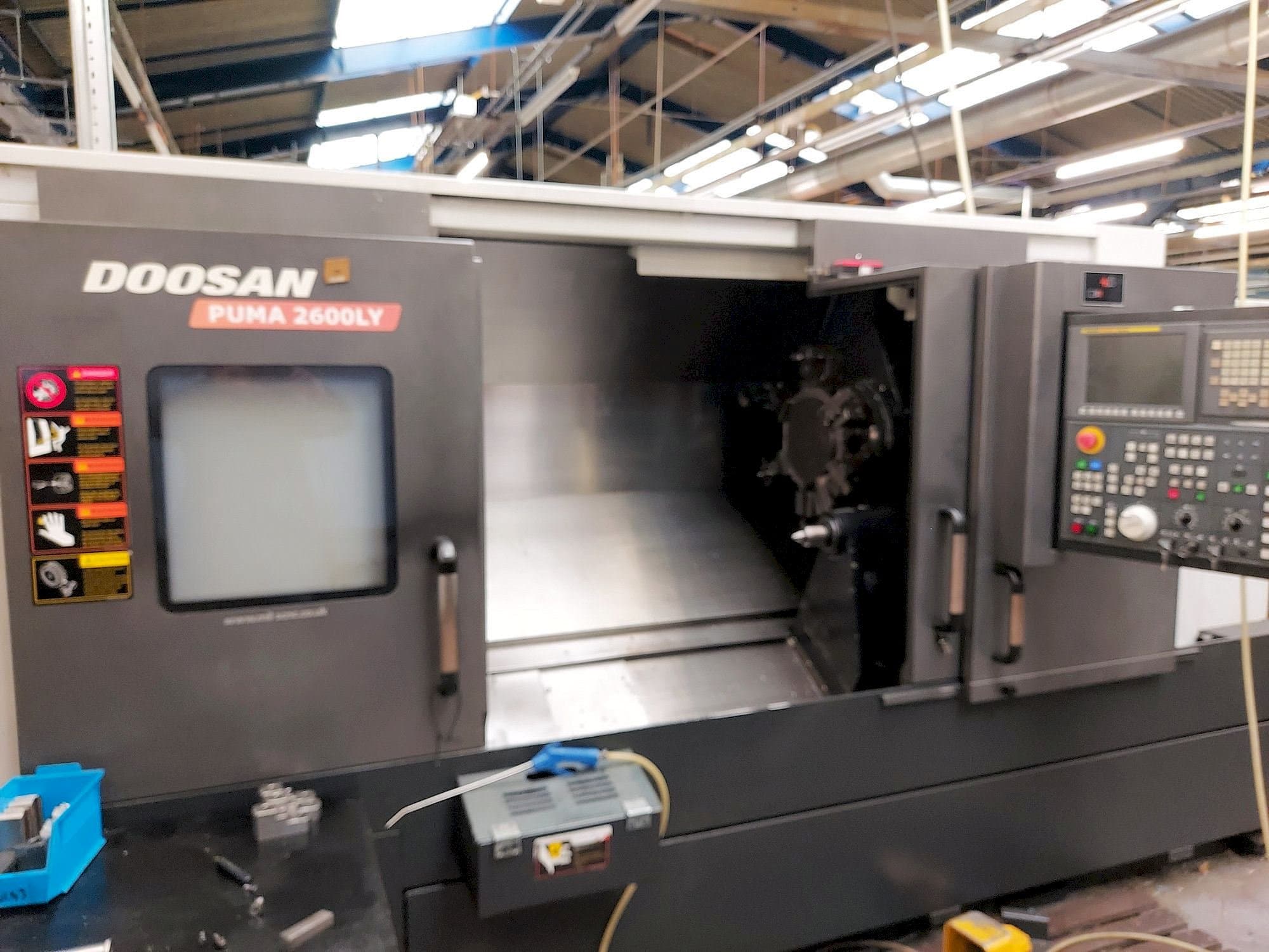 Vista frontal de la máquina Doosan Puma 2600LY