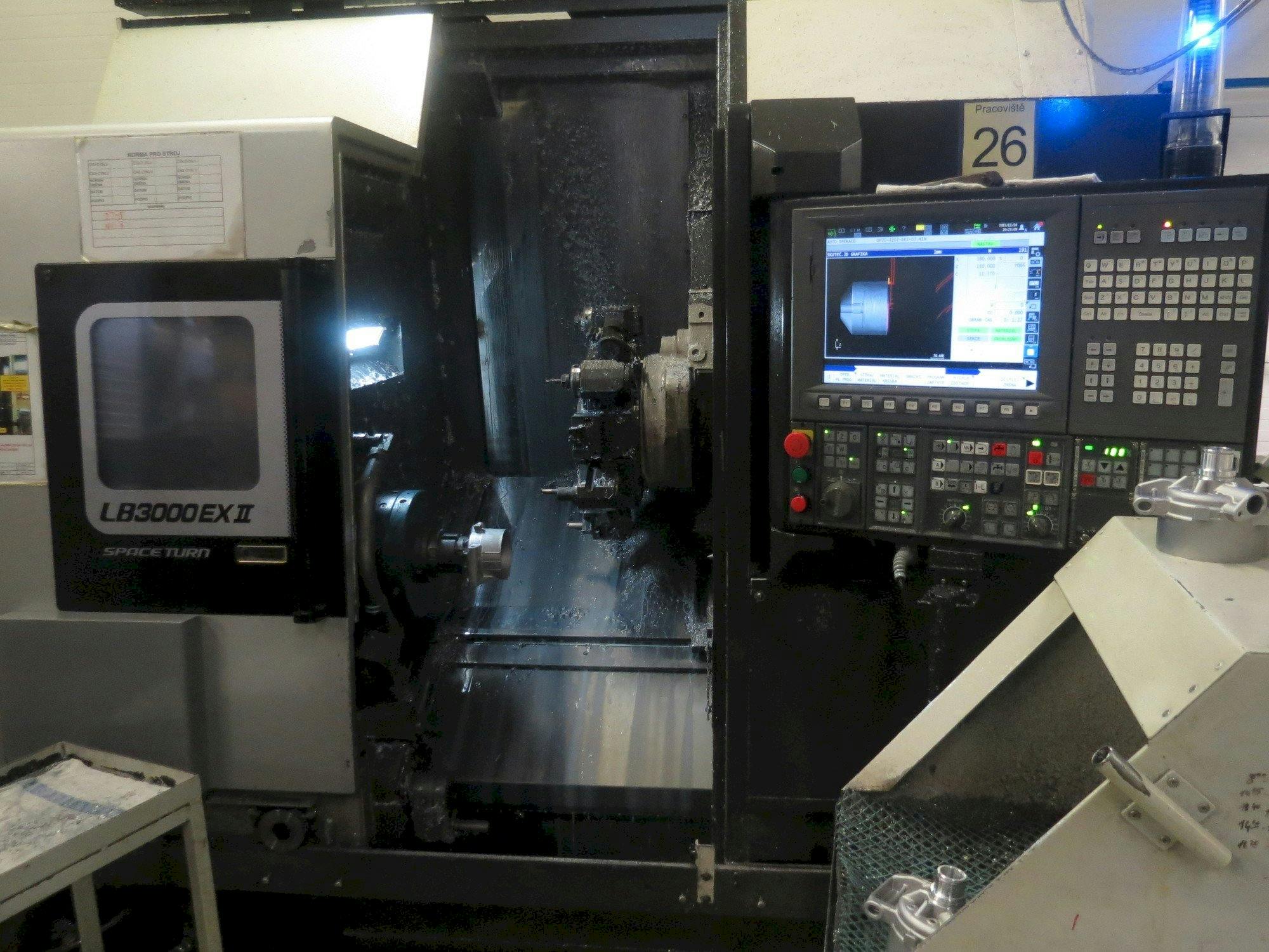 Vista frontal de la máquina Okuma LB3000 EX II