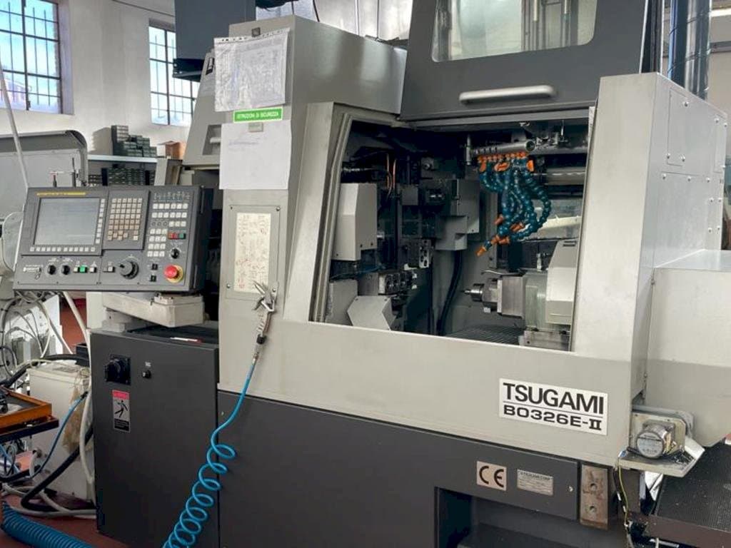 Vista frontal de la máquina TSUGAMI B0326E-II