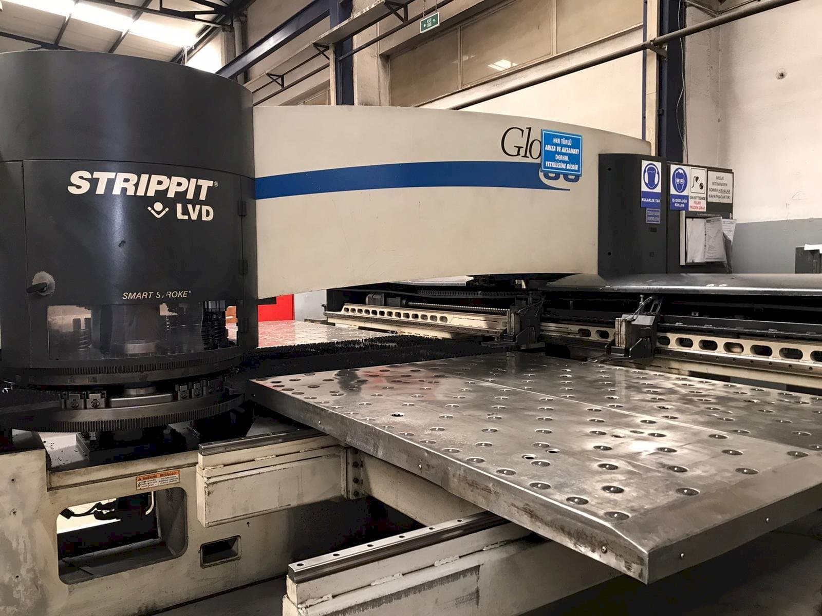 Vista frontal de la máquina LVD STRIPPIT Global 30 1525