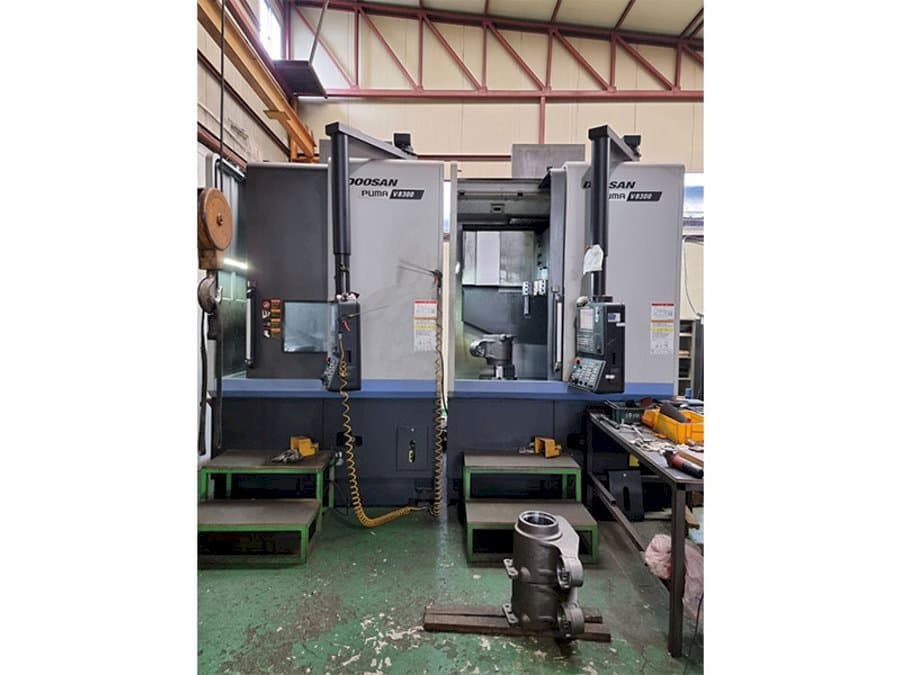 Vista frontal de la máquina Doosan Puma V8300