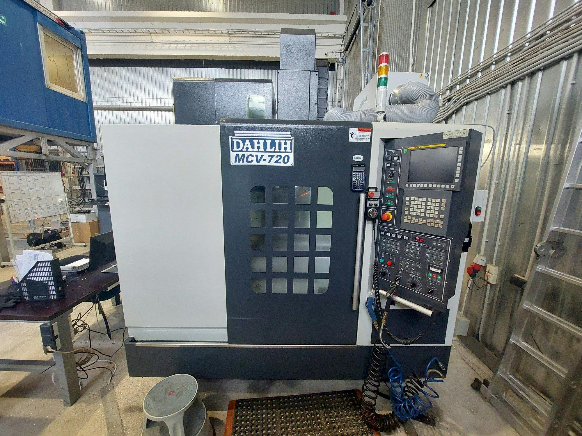 Vista frontal de la máquina DAH LIH MCV-720